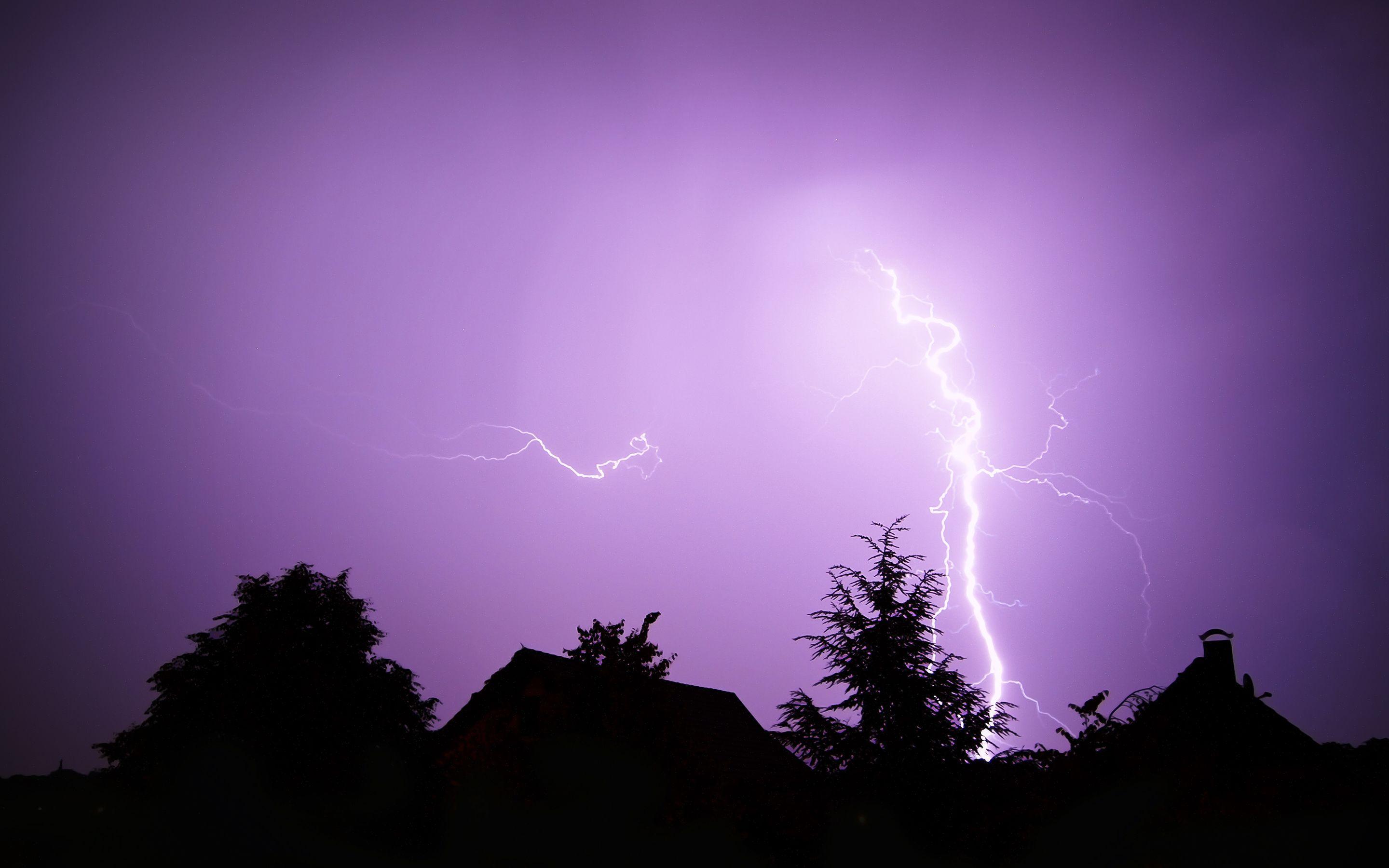 Purple storm. Огни Святого Эльма молния. Молния в ночном небе. Обои молния. Фиолетовая молния.