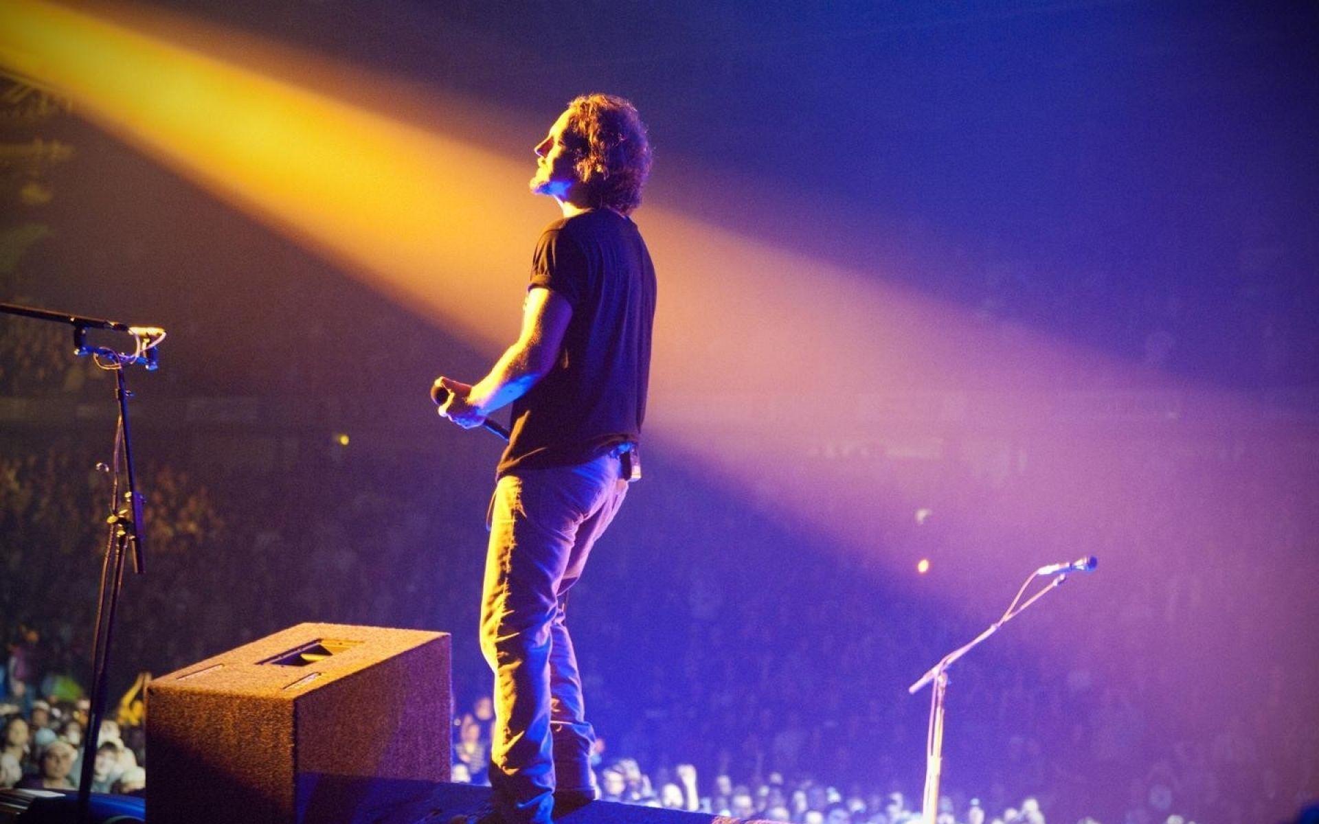 Download Pearl Jam Rock Band Lead Singer Eddie Vedder Wallpaper | Wallpapers .com
