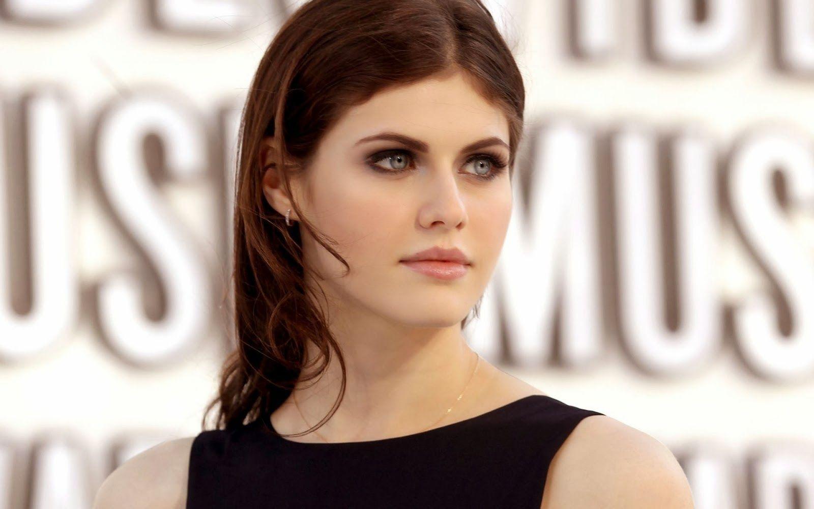 Alexandra Daddario Wallpaper
