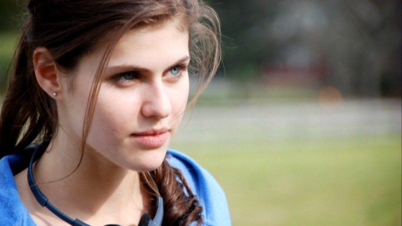 Alexandra Daddario Wallpaper