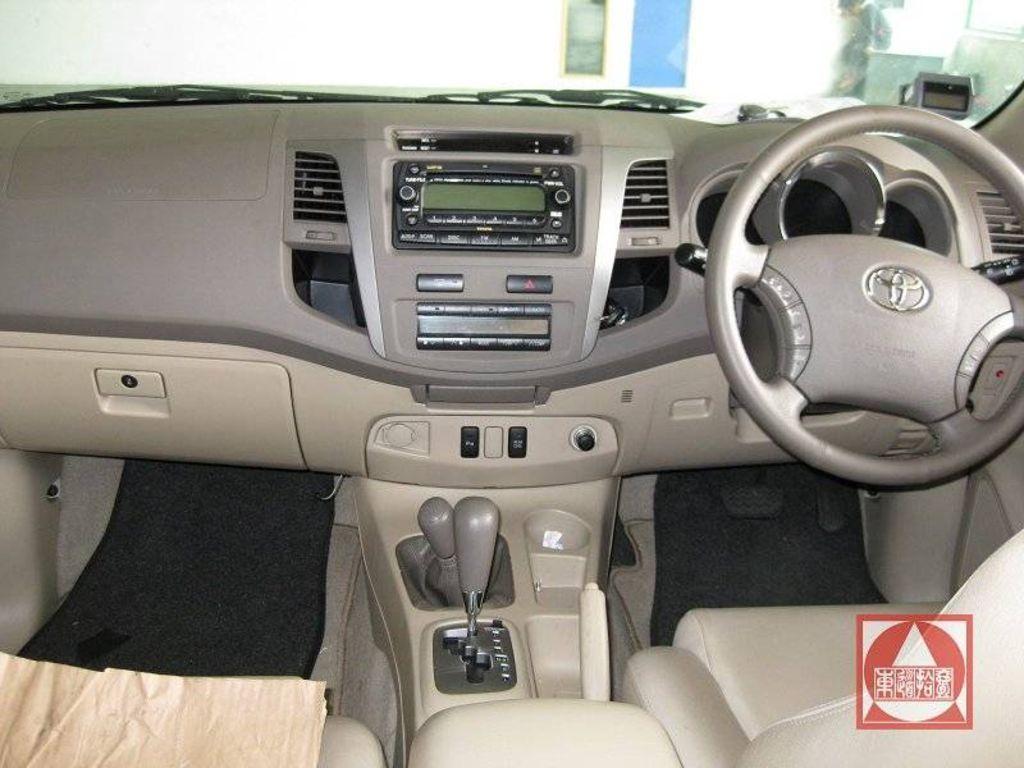 Used 2005 Toyota Fortuner Wallpaper