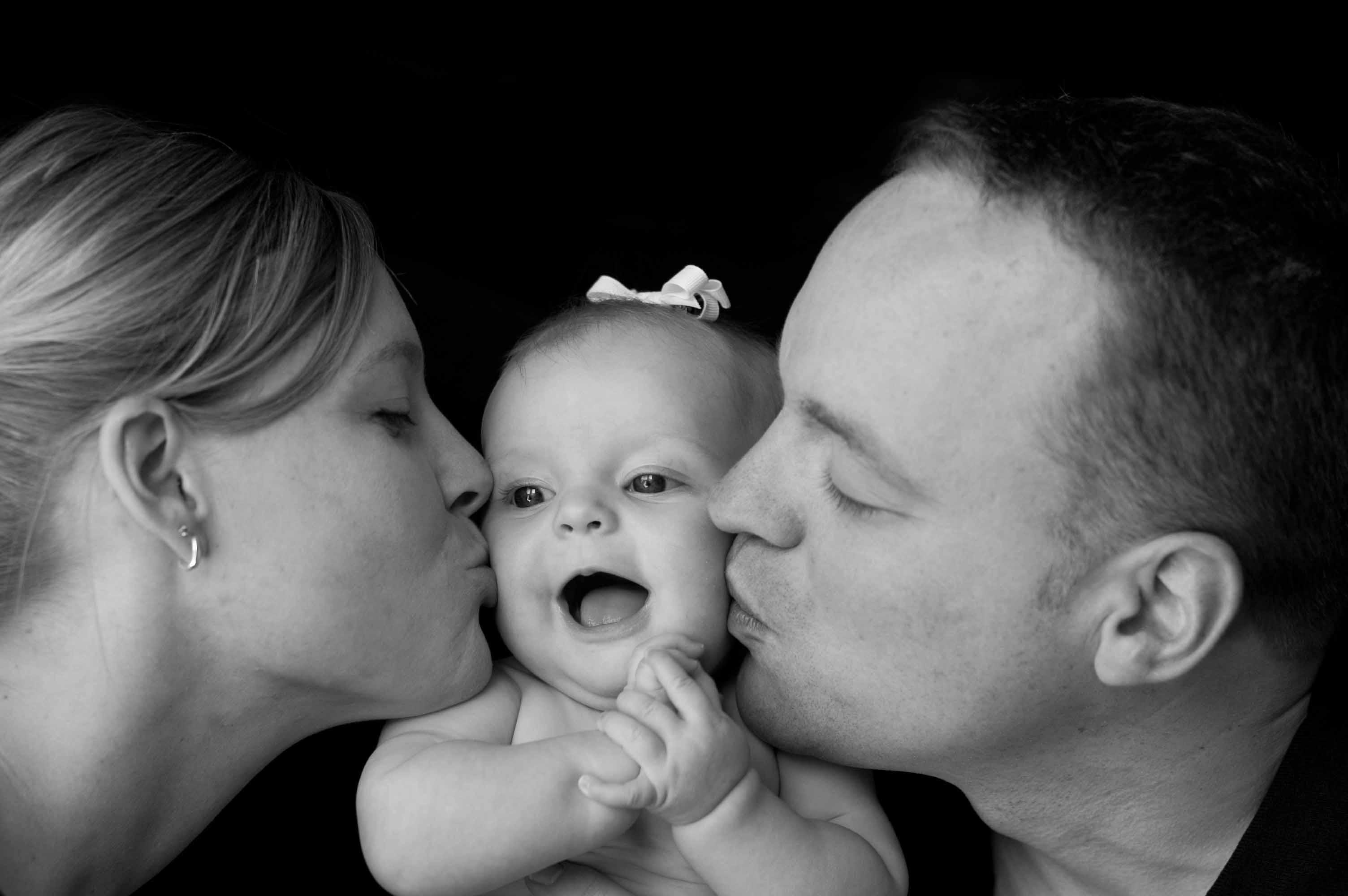 Parents kiss Baby Girl Wallpapers HD / Desktop and Mobile Backgrounds.