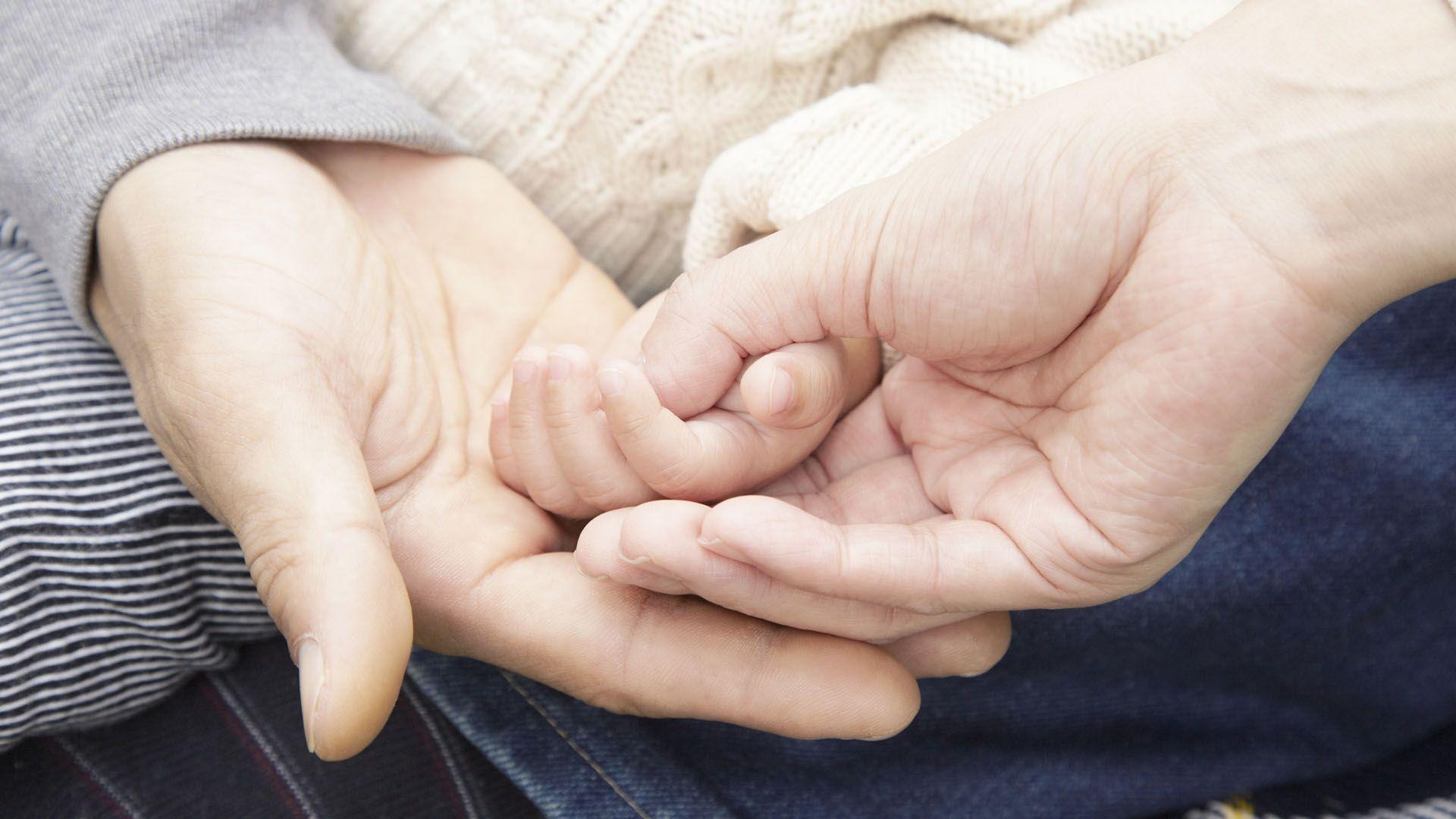 Download Wallpaper 1920x1080 hand, parents, child, tenderness