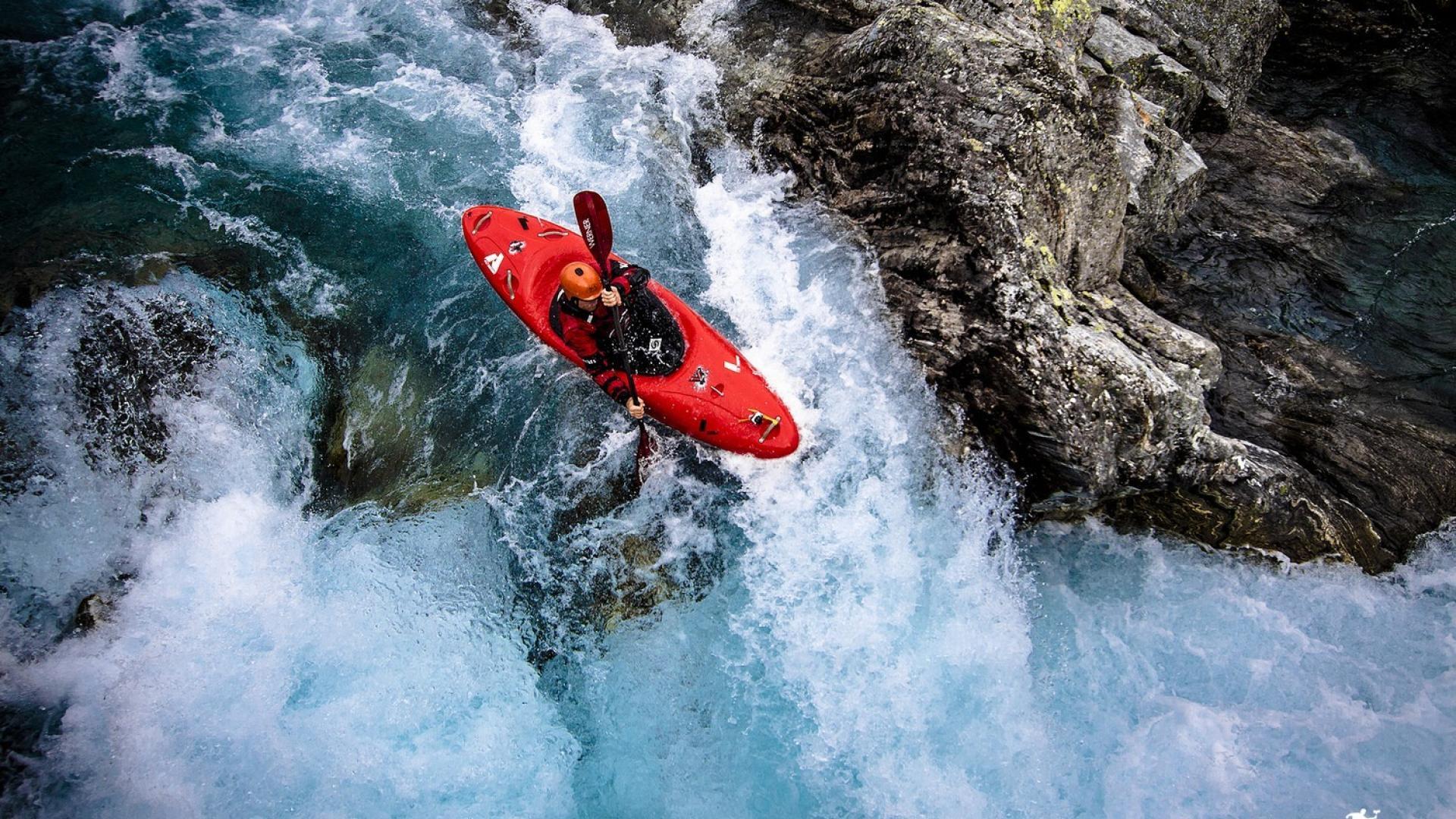 Hình nền kayaking khác thường: Bạn muốn trải nghiệm những pha mạo hiểm không đụng hàng khi đến với hình nền kayaking khác thường này? Hãy chuẩn bị tinh thần để được một lần đắm mình vào những con sóng khổng lồ và thưởng thức những trải nghiệm không thể nào quên!