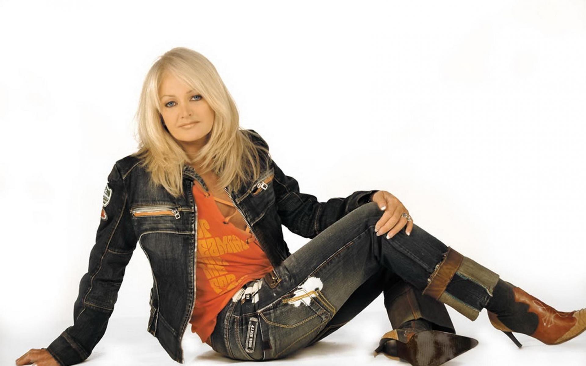 BONNIE TYLER SITTING IN DENIM WALLPAPER