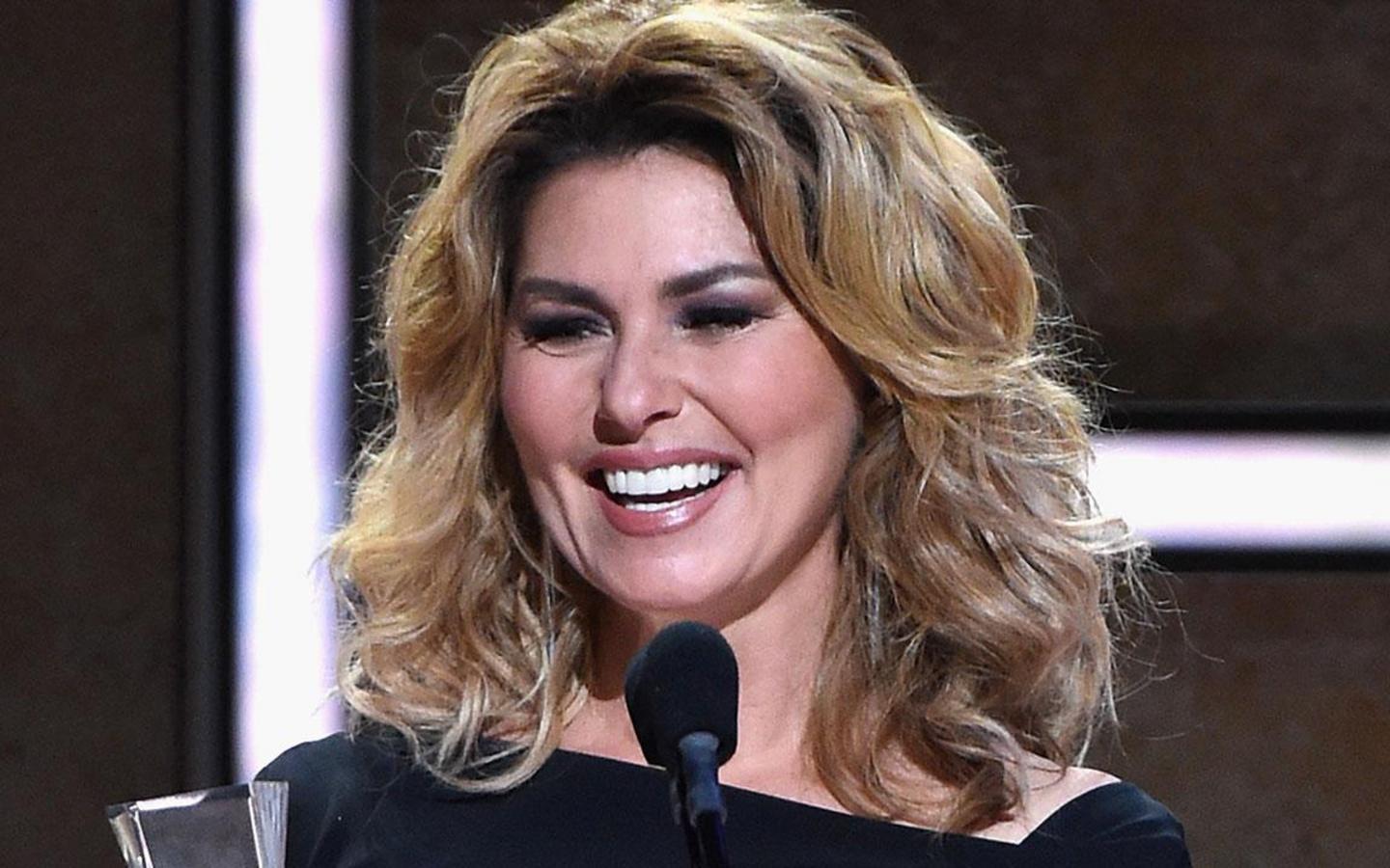 EXCLUSIVE: Shania Twain stuns at CMT Artists of the Year event