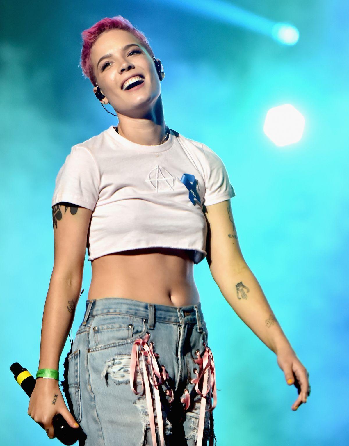 HALSEY Performs At ACLU Benefit Concert In Los Angeles 04 03 2017