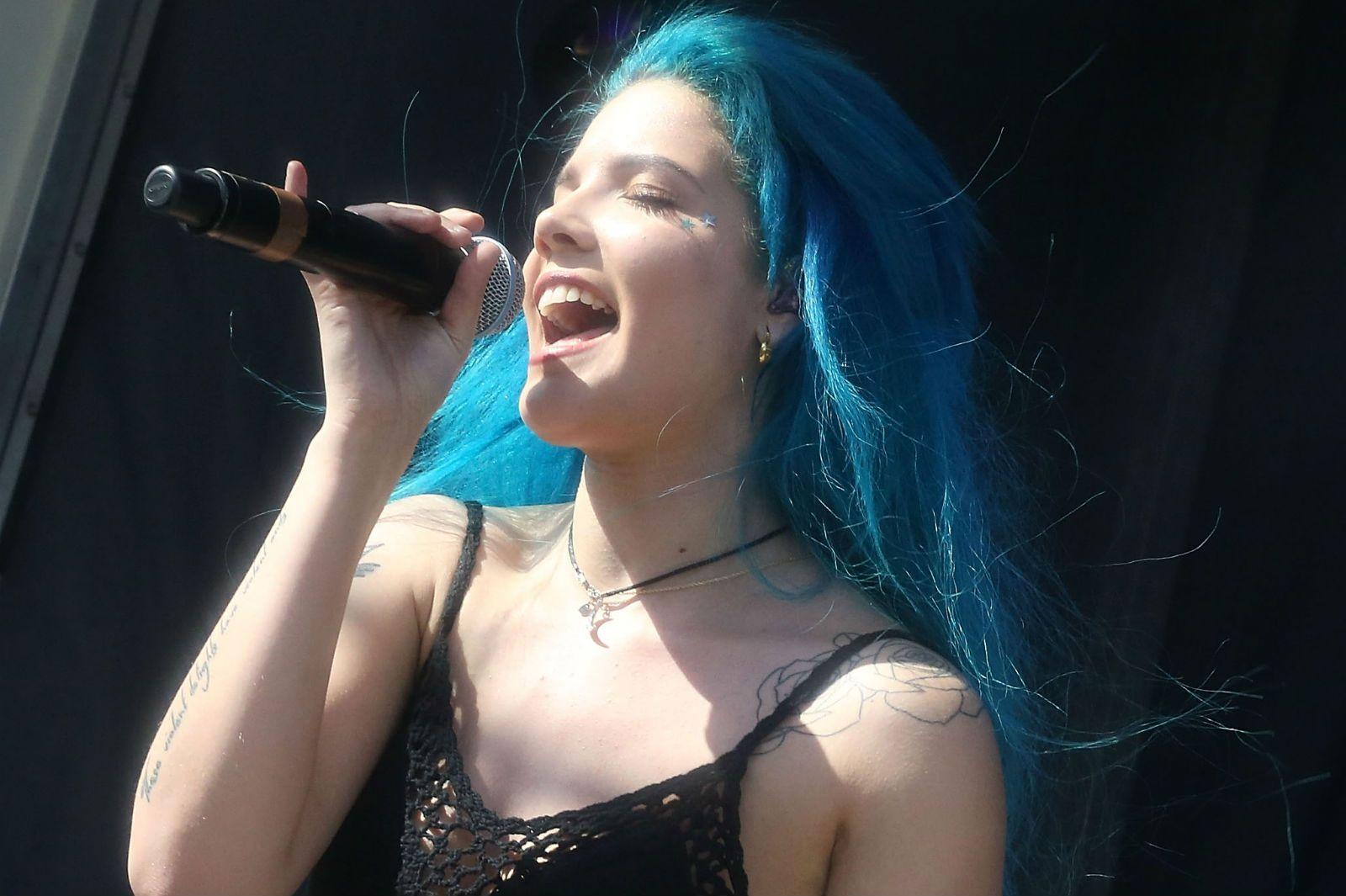 Halsey experiment on me. Холзи. Холзи улыбка. Хэлси певица. Halsey Blue hair.