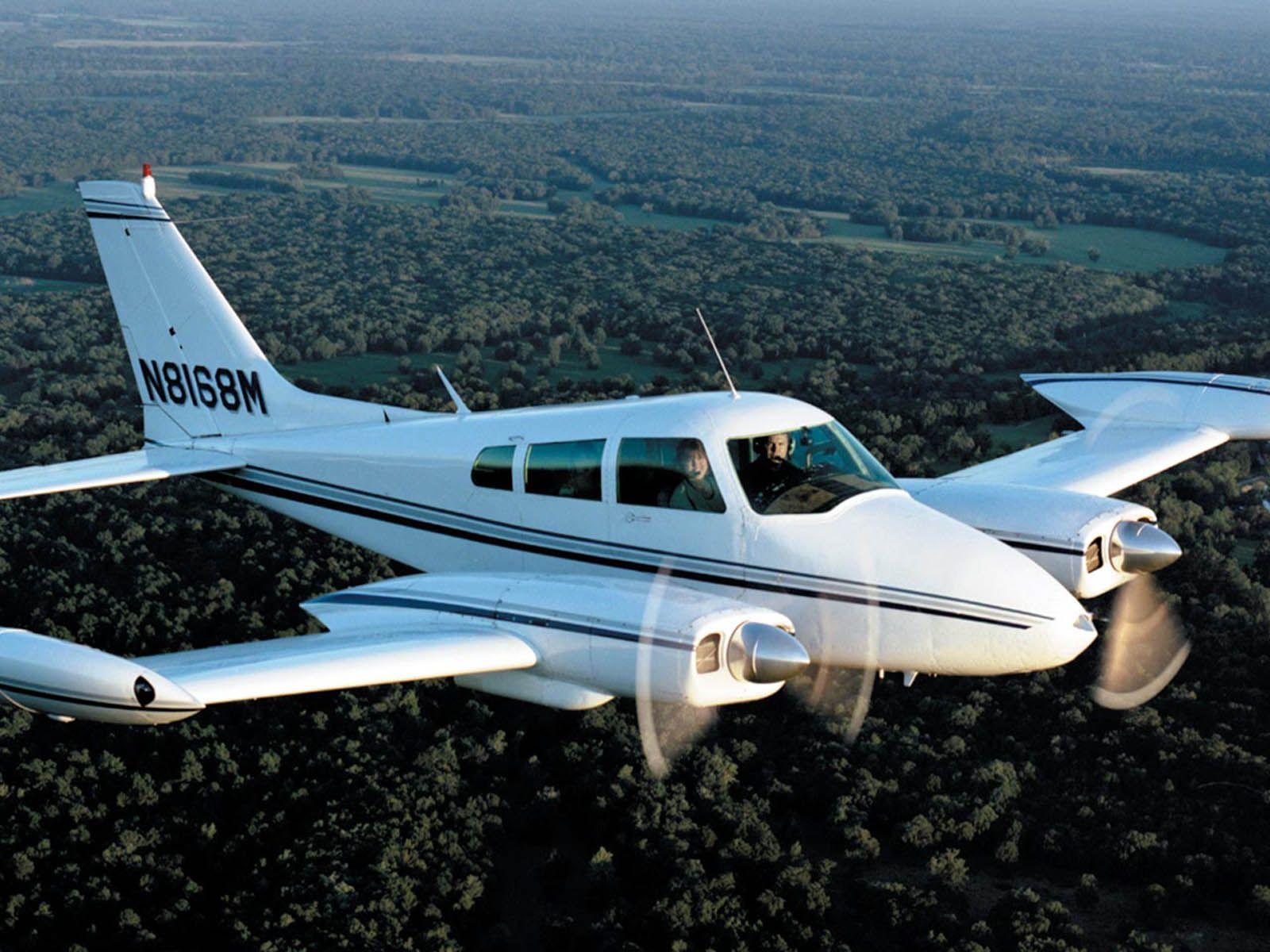 Cessna 310 Aircraft. Duvar Kagitlarin HD Facebook Kapak Resimi
