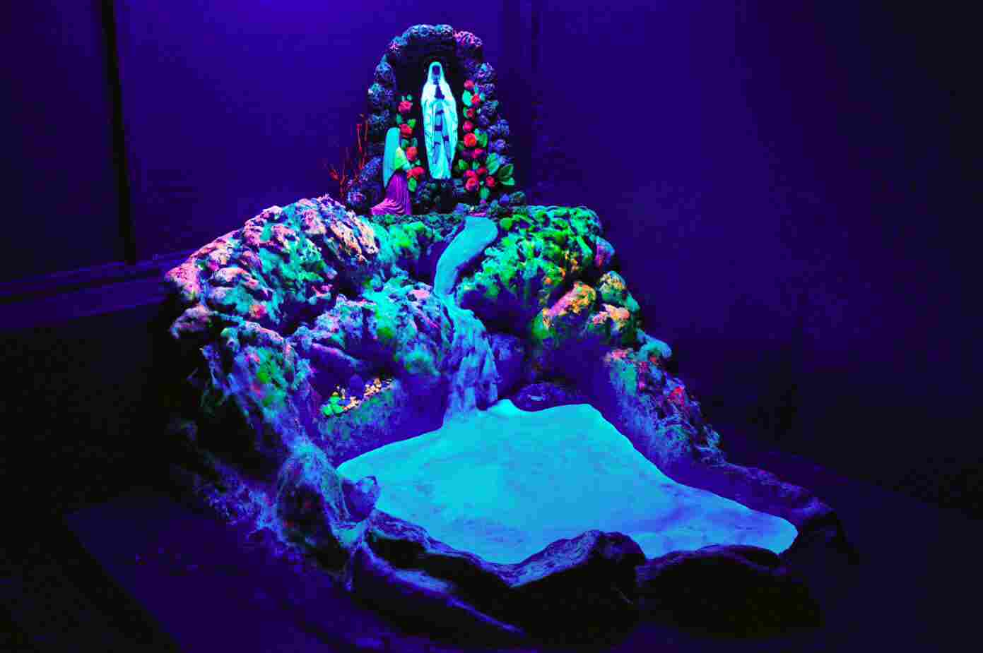 3872x2592px Black Light (1420.55 KB).09.2015