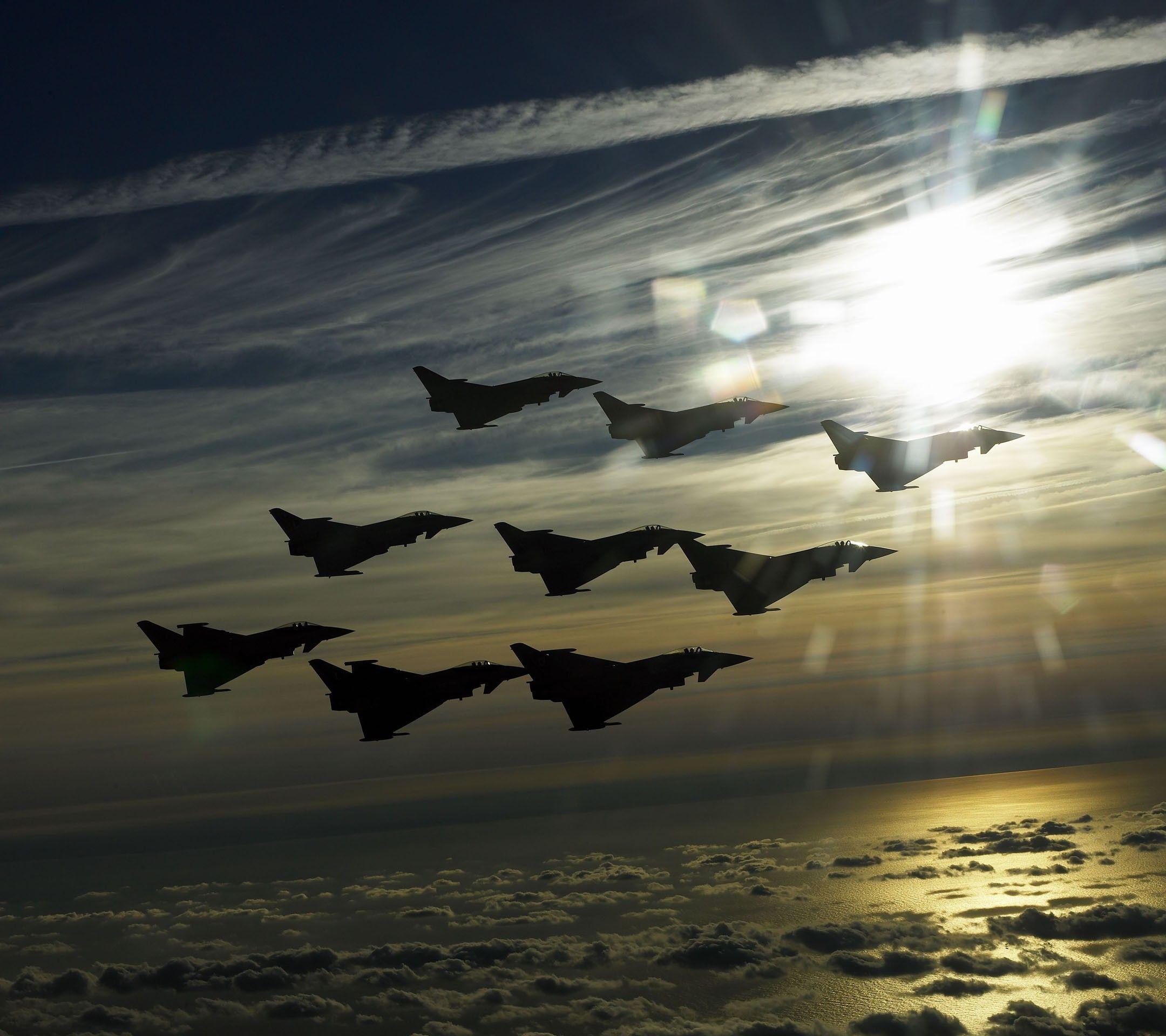 Saab JAS 39 Gripen in formation Mobile Wallpaper 5663