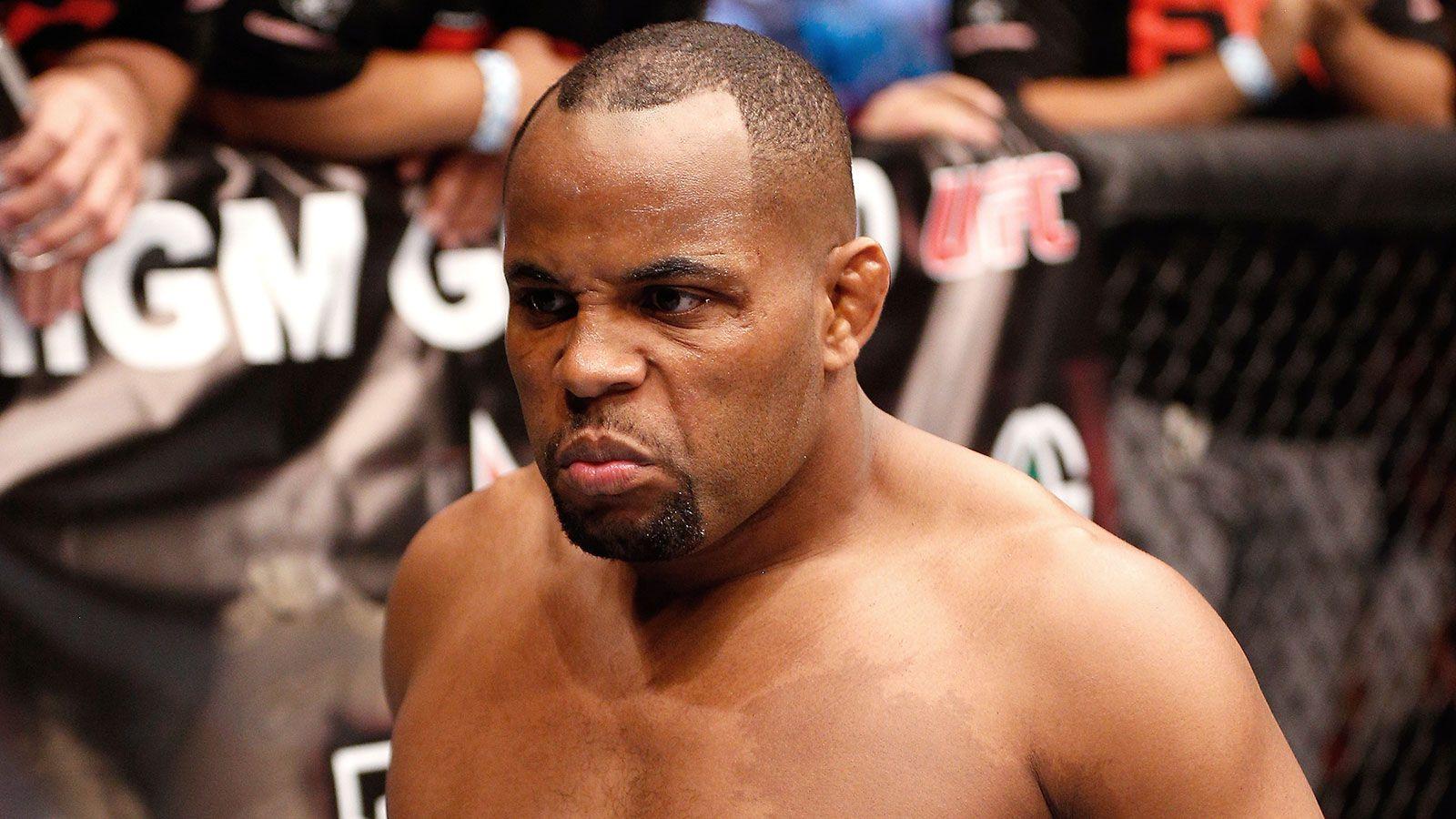 Cormier pulls out of Jones fight with leg injury