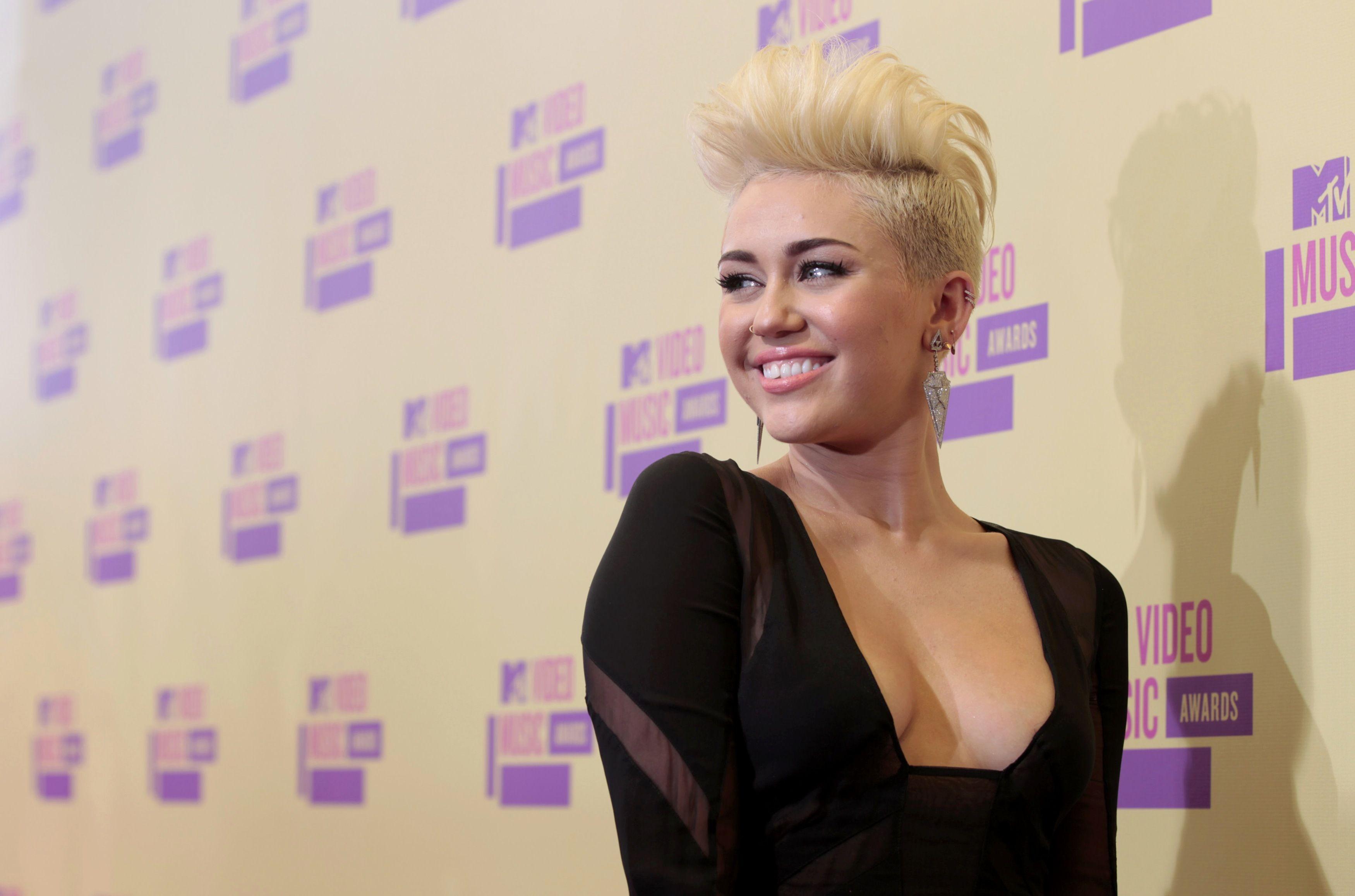 Miley Cyrus on the red carpet of MTV VMA wallpaper and image