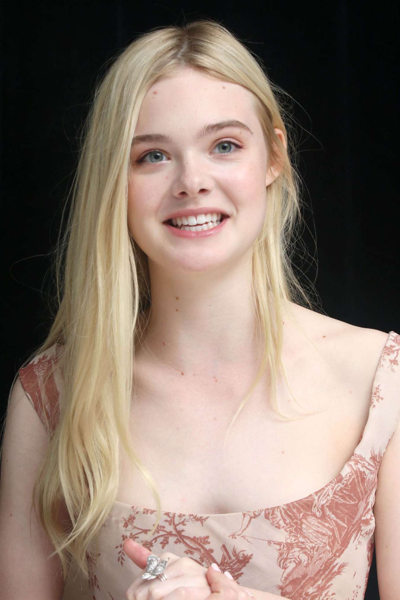 Elle Fanning High Quality Wallpaper For iPhone