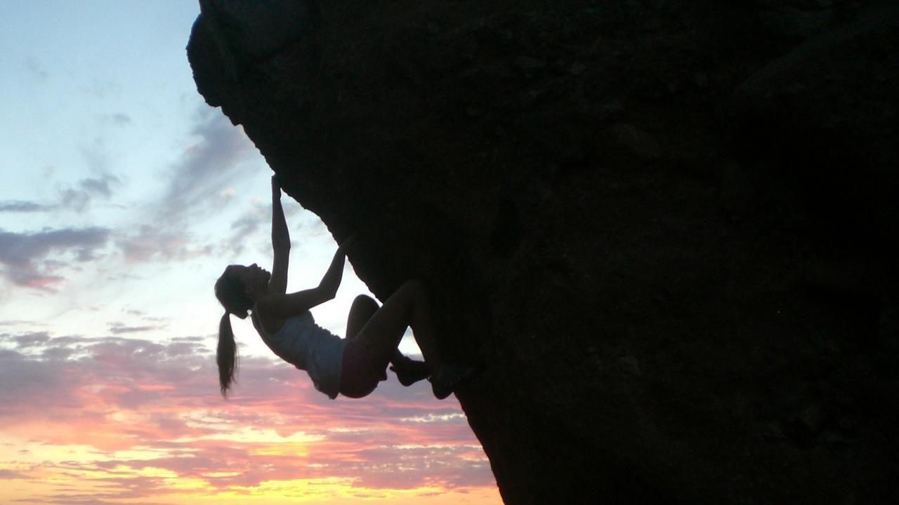 Women rock climbing wallpaper