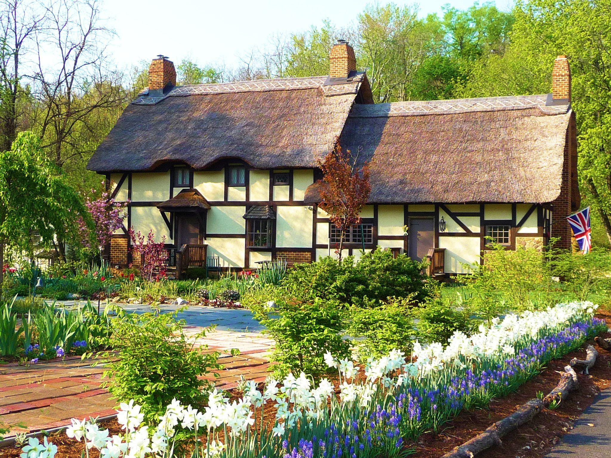 english cottage wallpaper