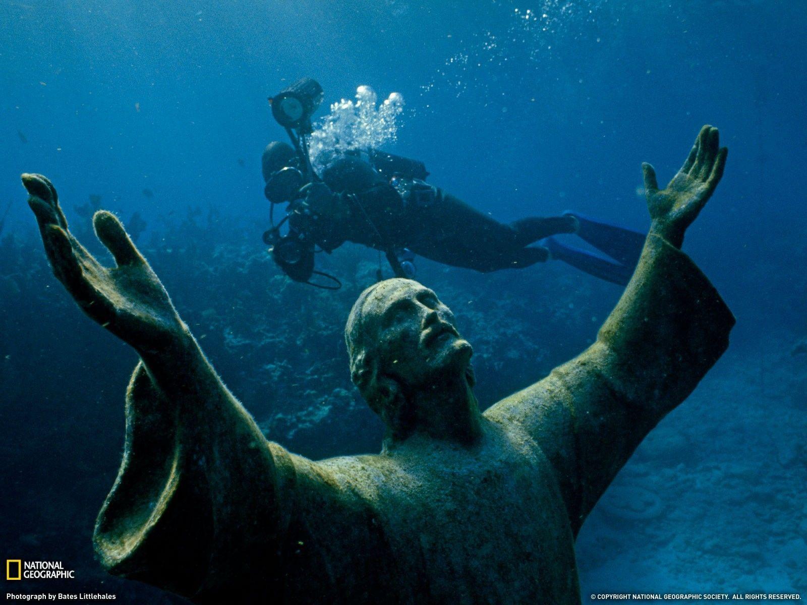 Statue at the bottom of the sea wallpaper and image
