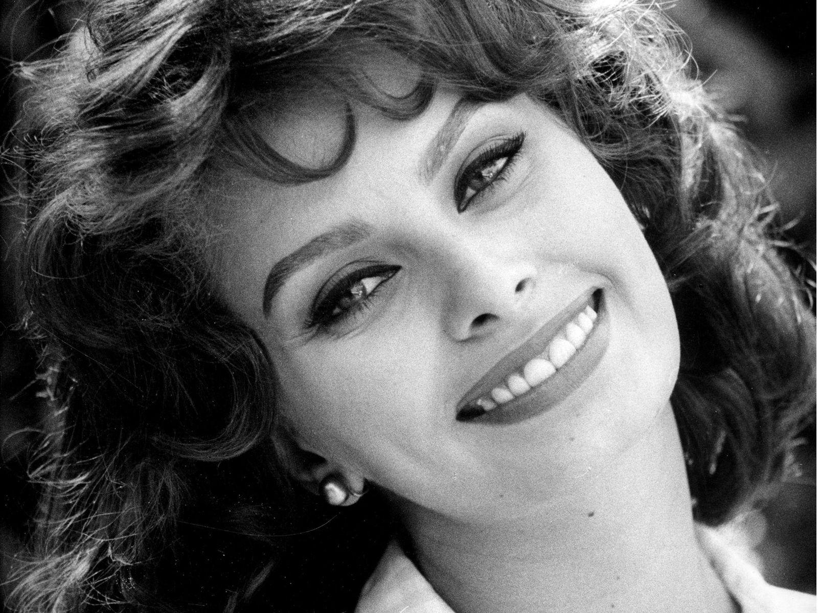 Sophia Loren wallpaperx1200