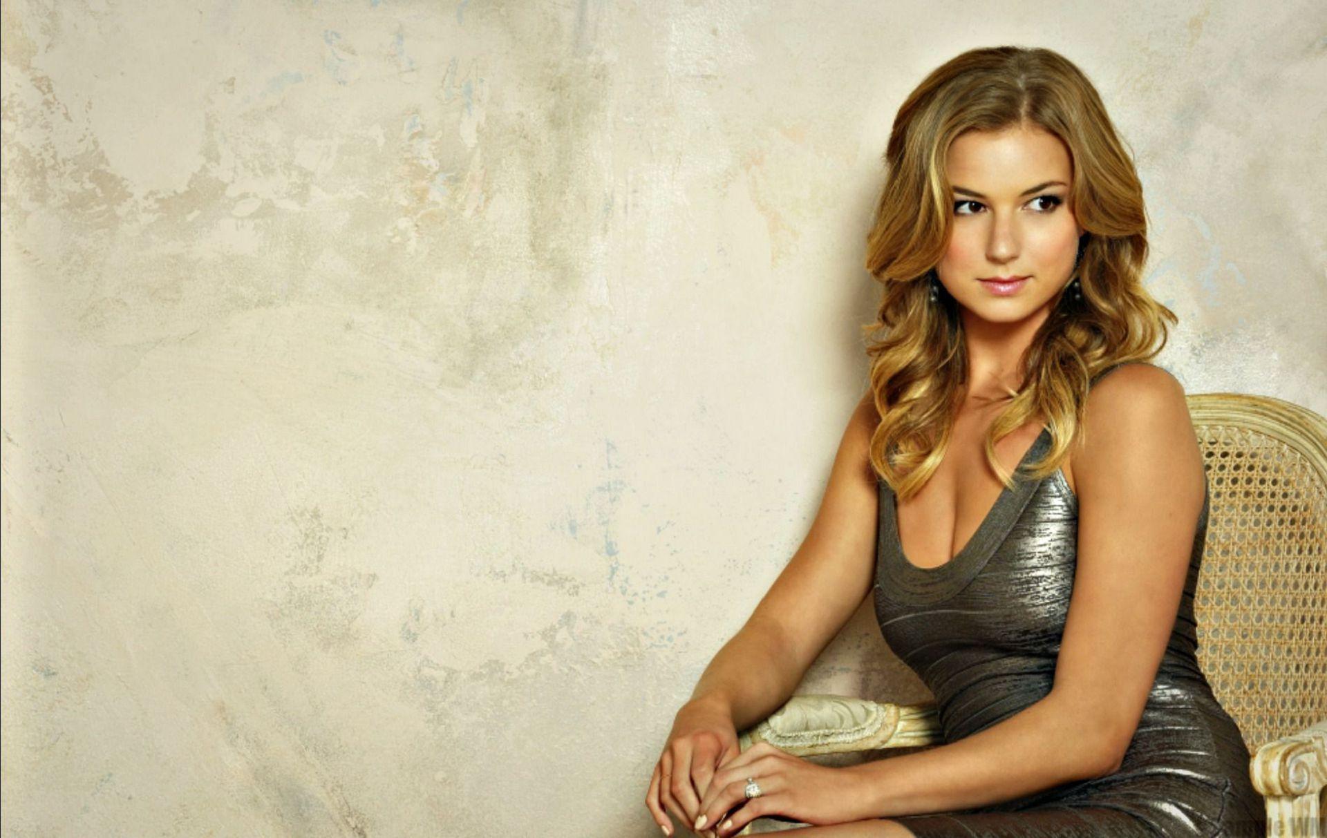 Emily Vancamp Wallpaper Background