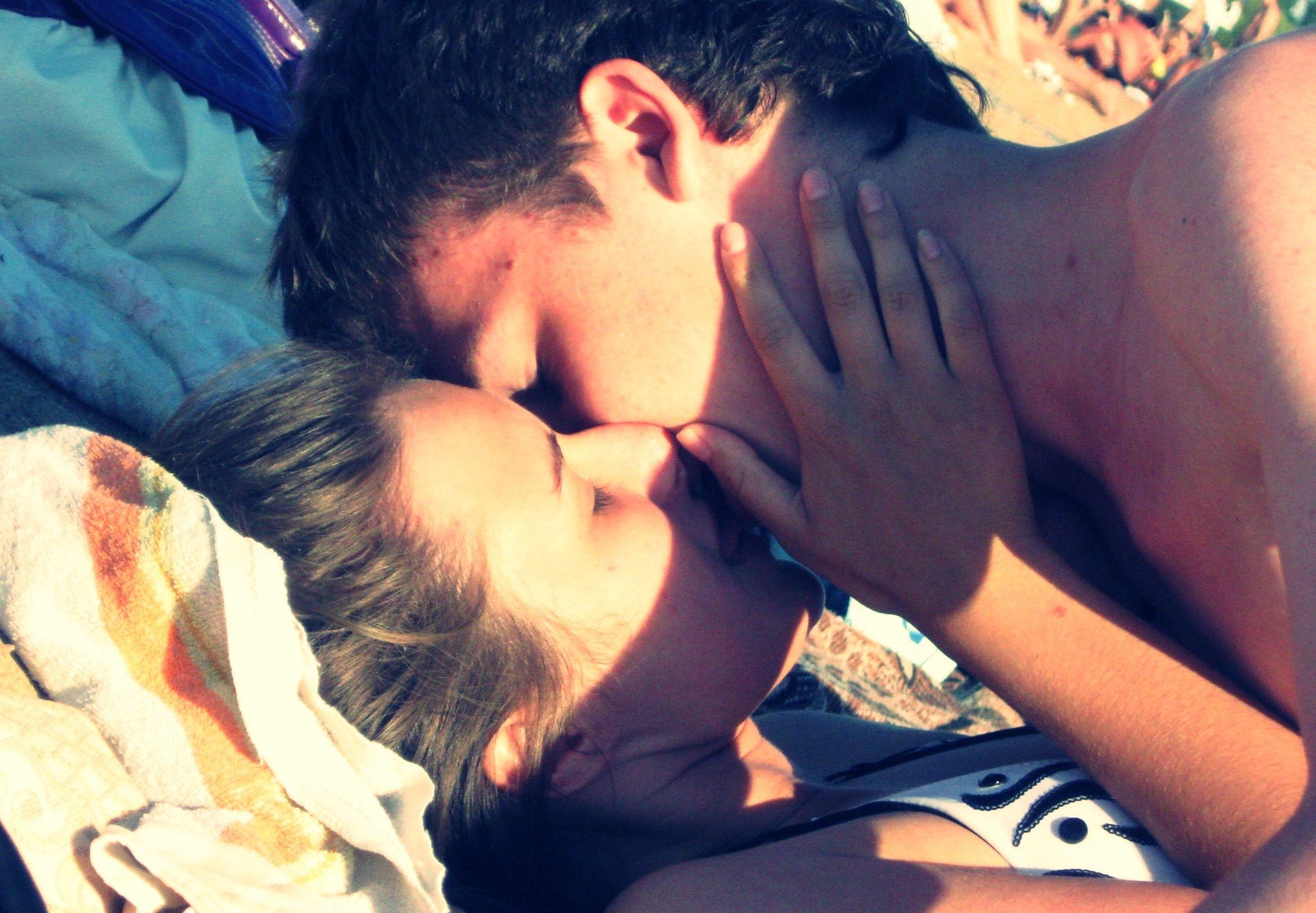 Kissing Wallpaper HD