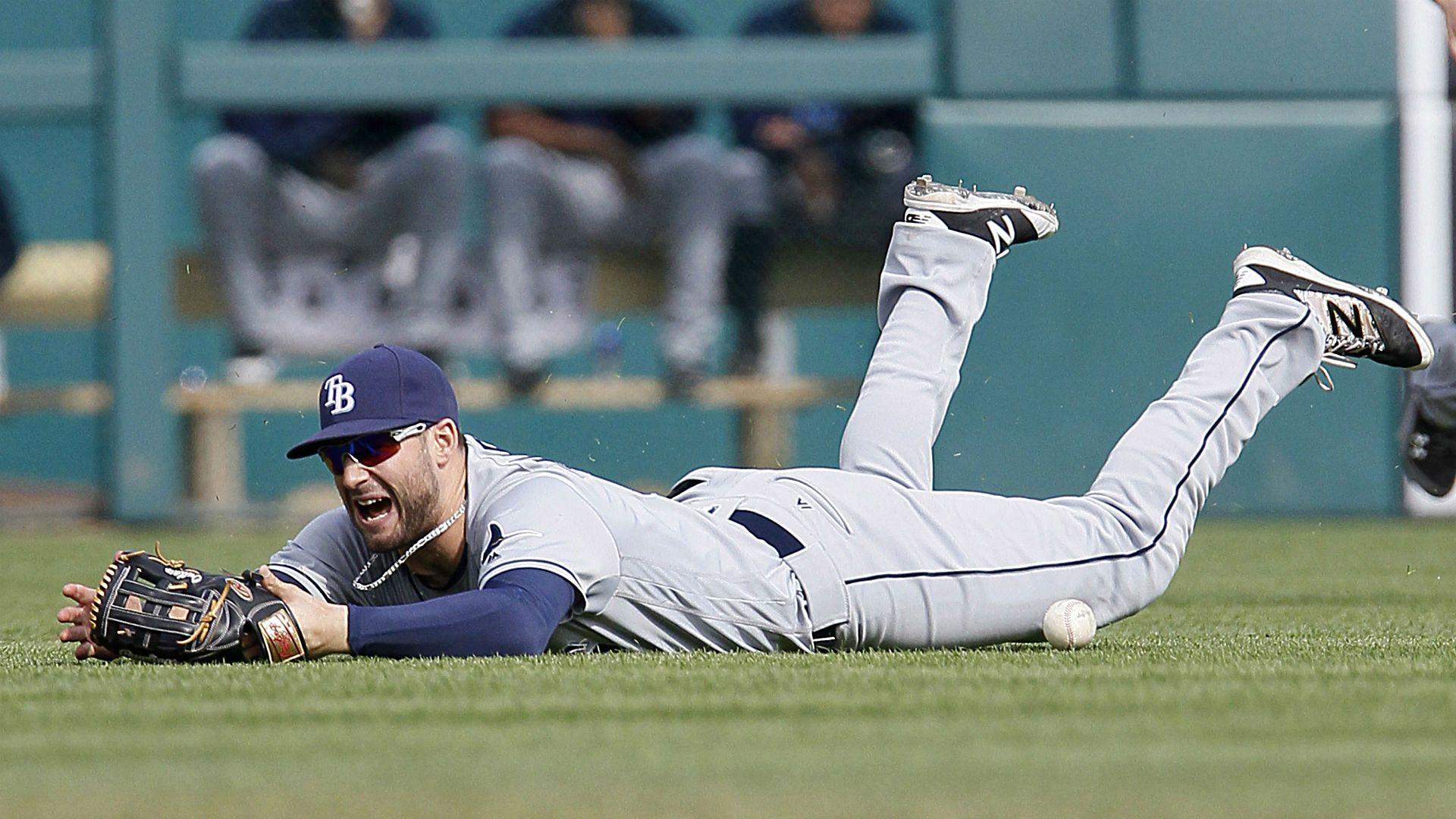 Rays' Kevin Kiermaier breaks hand attempting diving catch. MLB