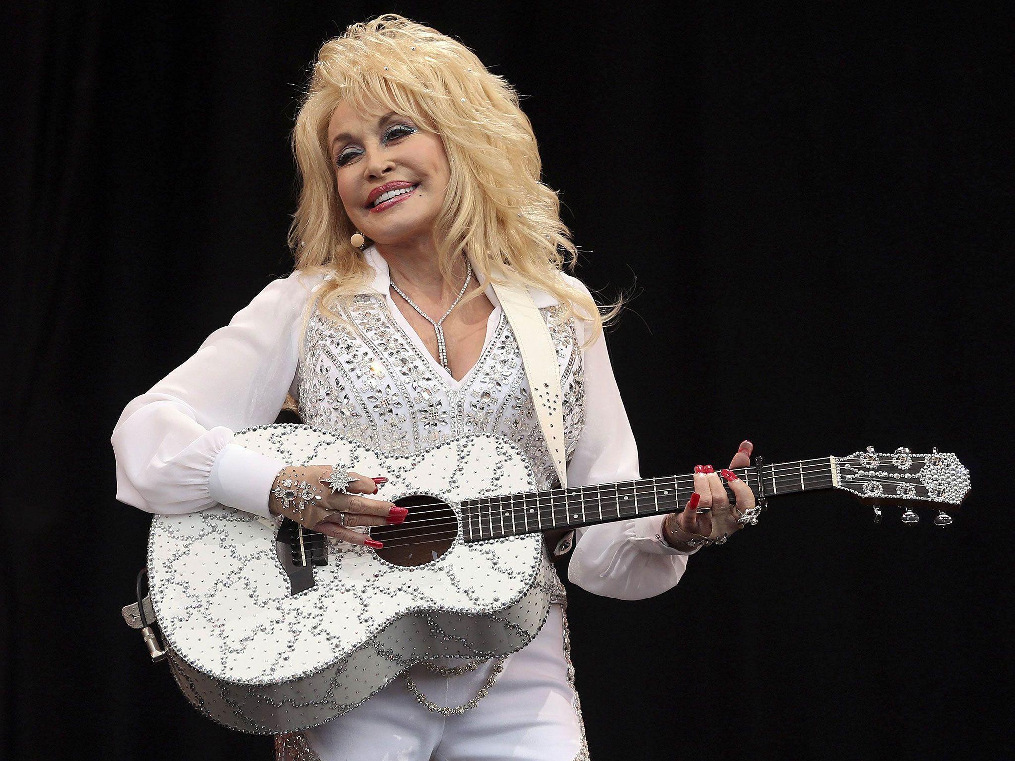 Dolly Parton offers to adopt abandoned Glastonbury dog named