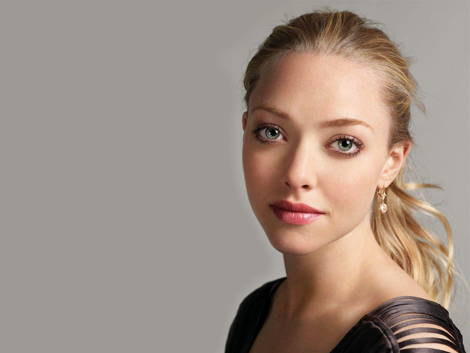 Amanda Seyfried wallpaperx1200