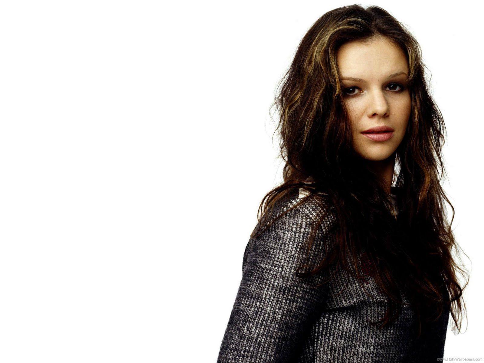 Booty Me Now: Amber Tamblyn Biography & Wallpaper