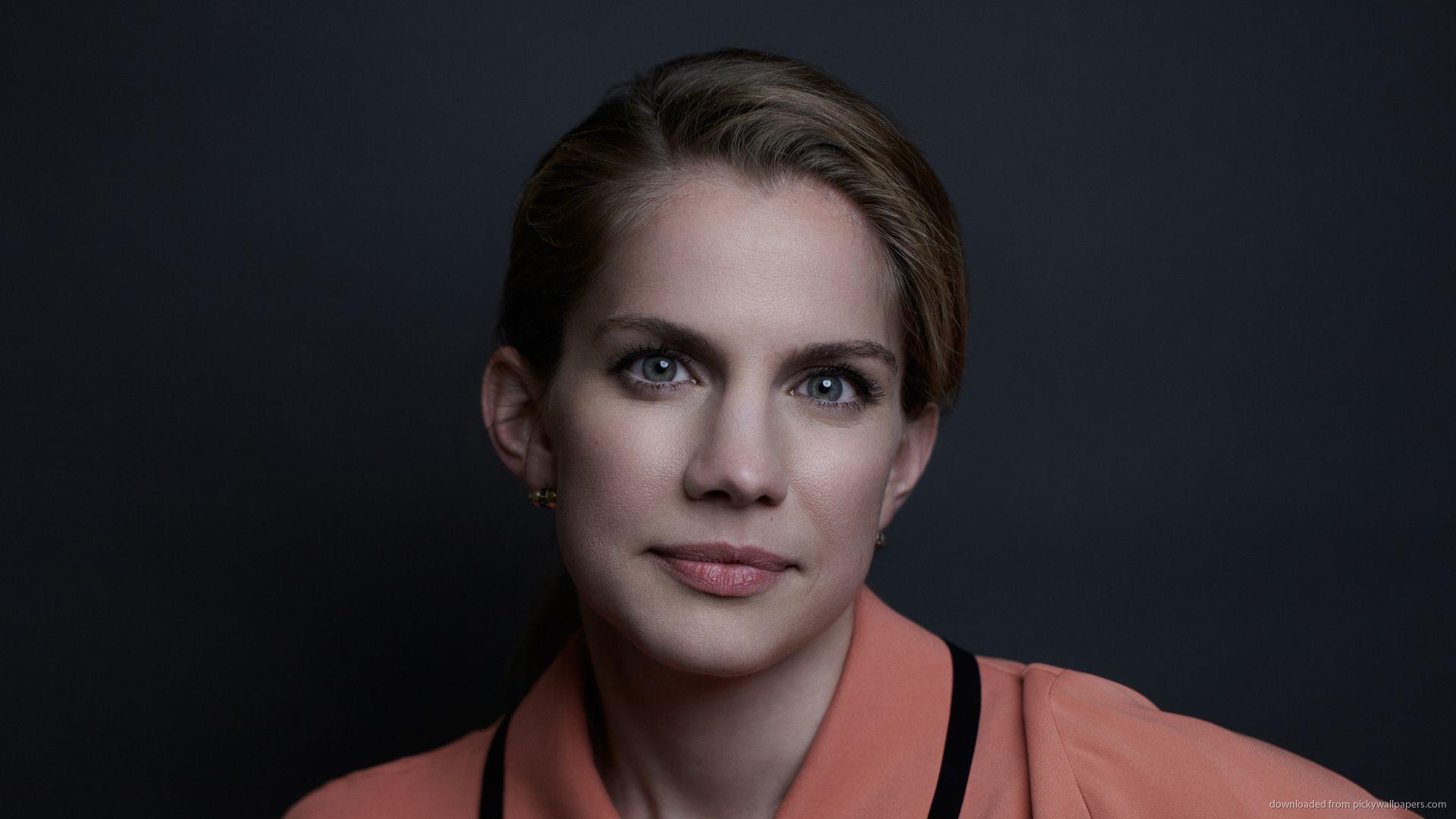 Anna Chlumsky High Definition Wallpaper For iPhone 4