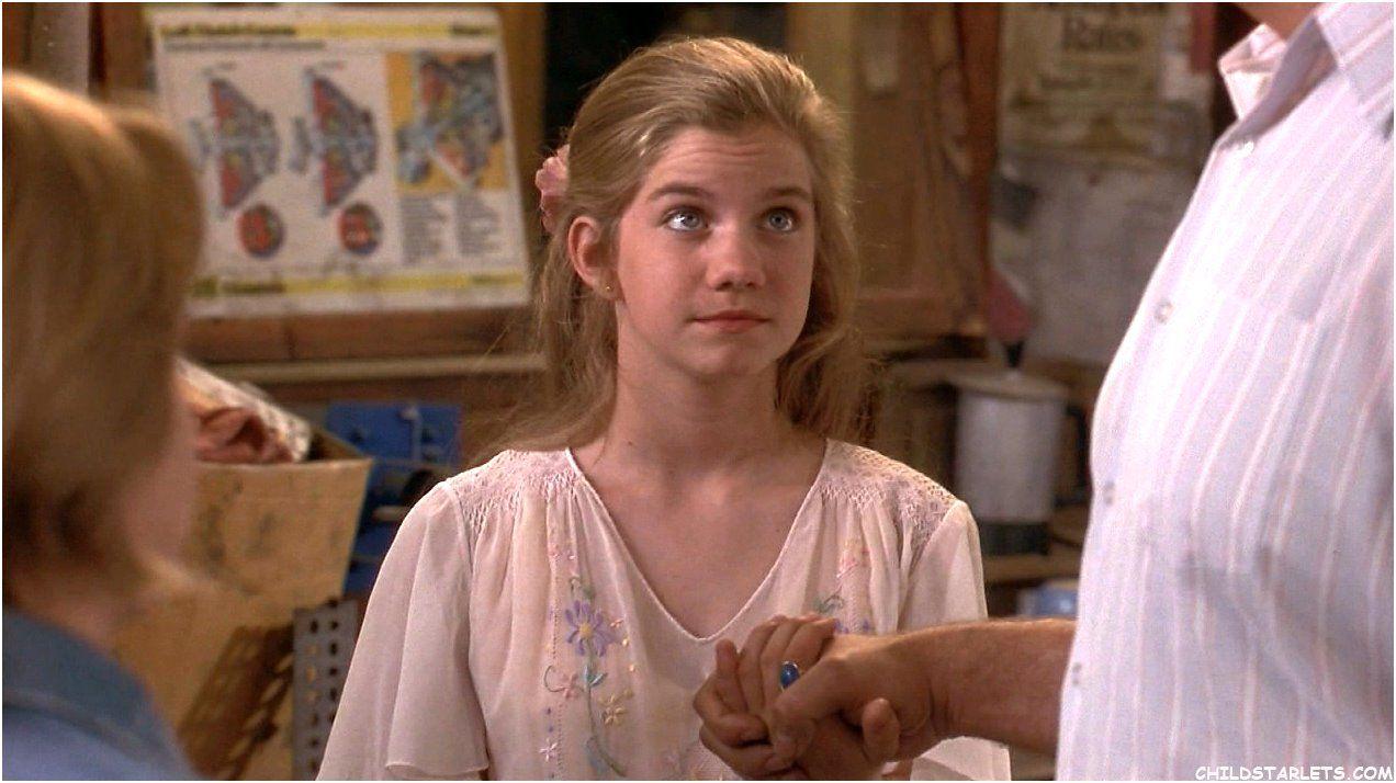 Still of Macaulay Culkin and Anna Chlumsky in My Girl 1991