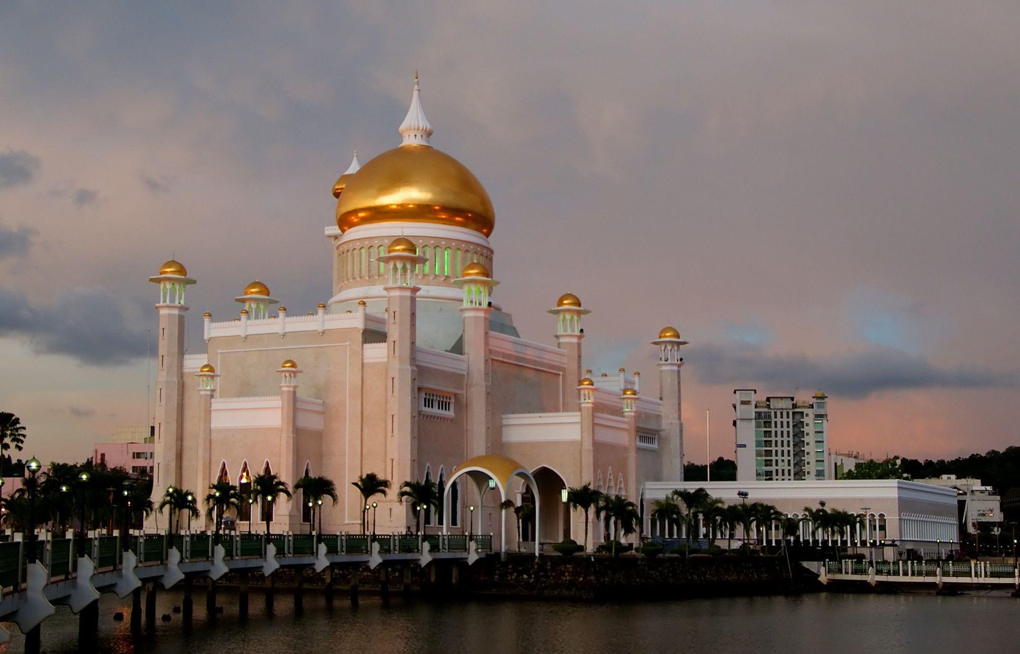 Sultan Ulmar Ali Saifuddien Mosque, Brunei free image