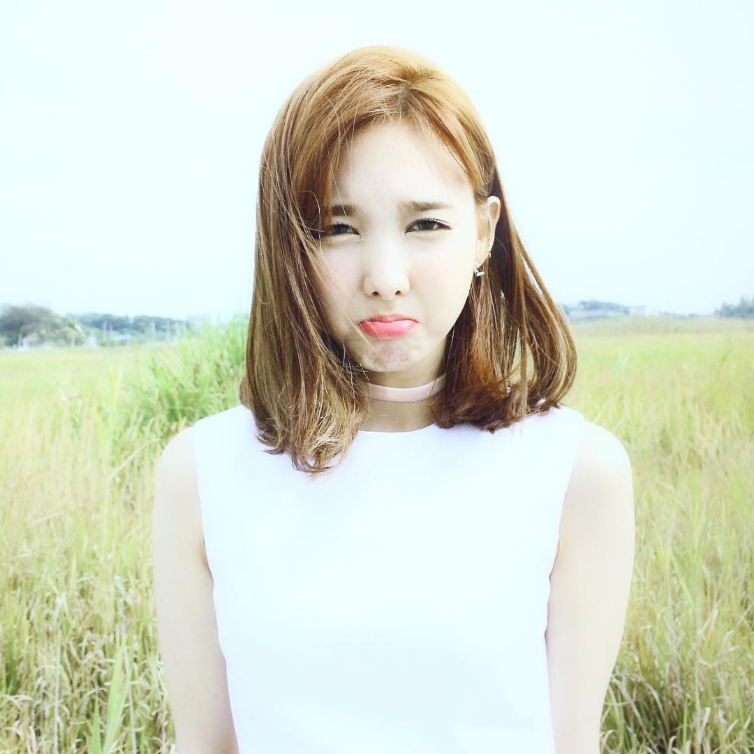 Photo )) Twice Yeon. Lim Nayeon & TWICE