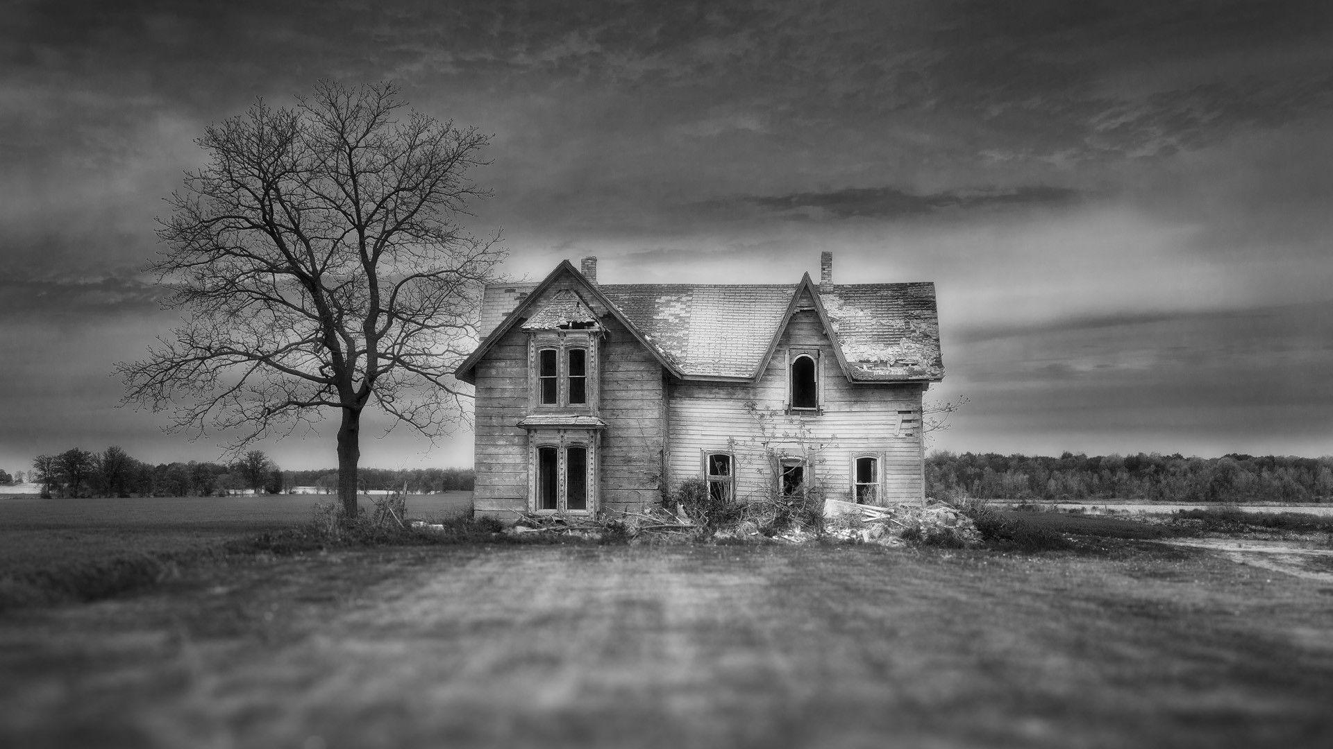 Haunted house in focus wallpaper. PC