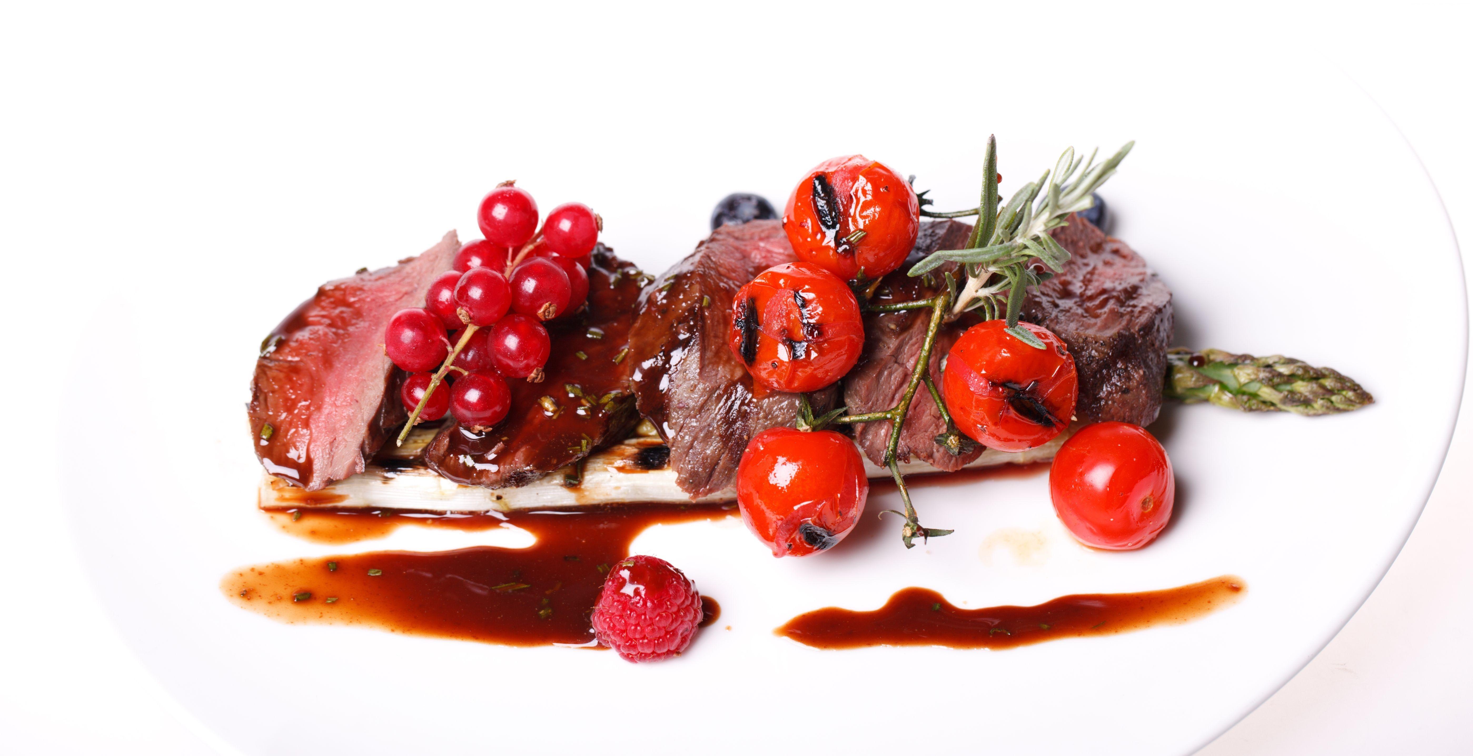 Wallpaper Medallions of pork, meat, asparagus, raspberries, red