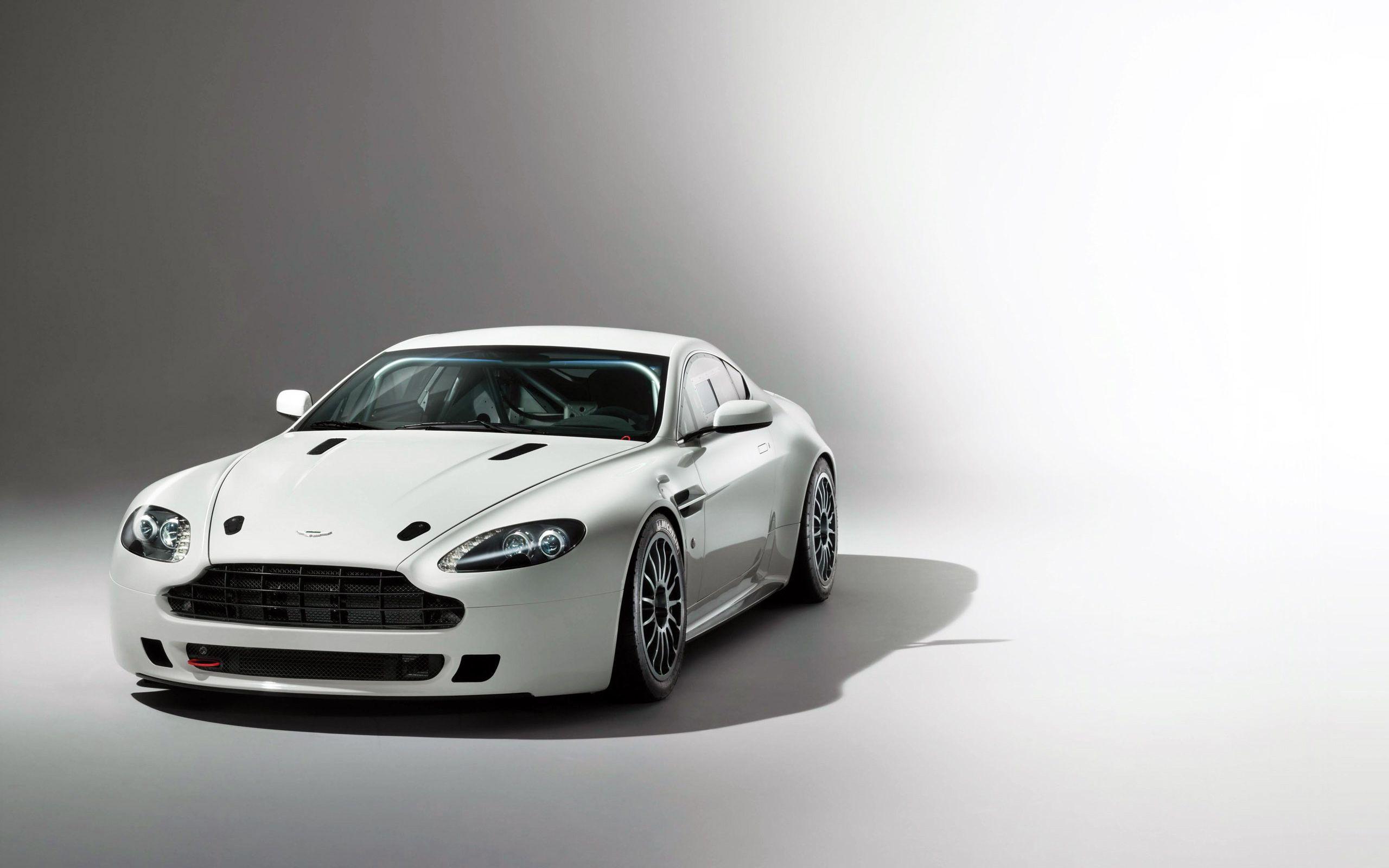 Aston Martin Vantage GT4 2014 Wallpaper