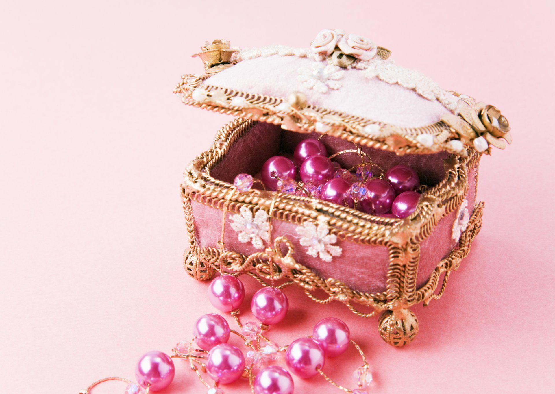 box pink chest beads strands decoration HD wallpaper