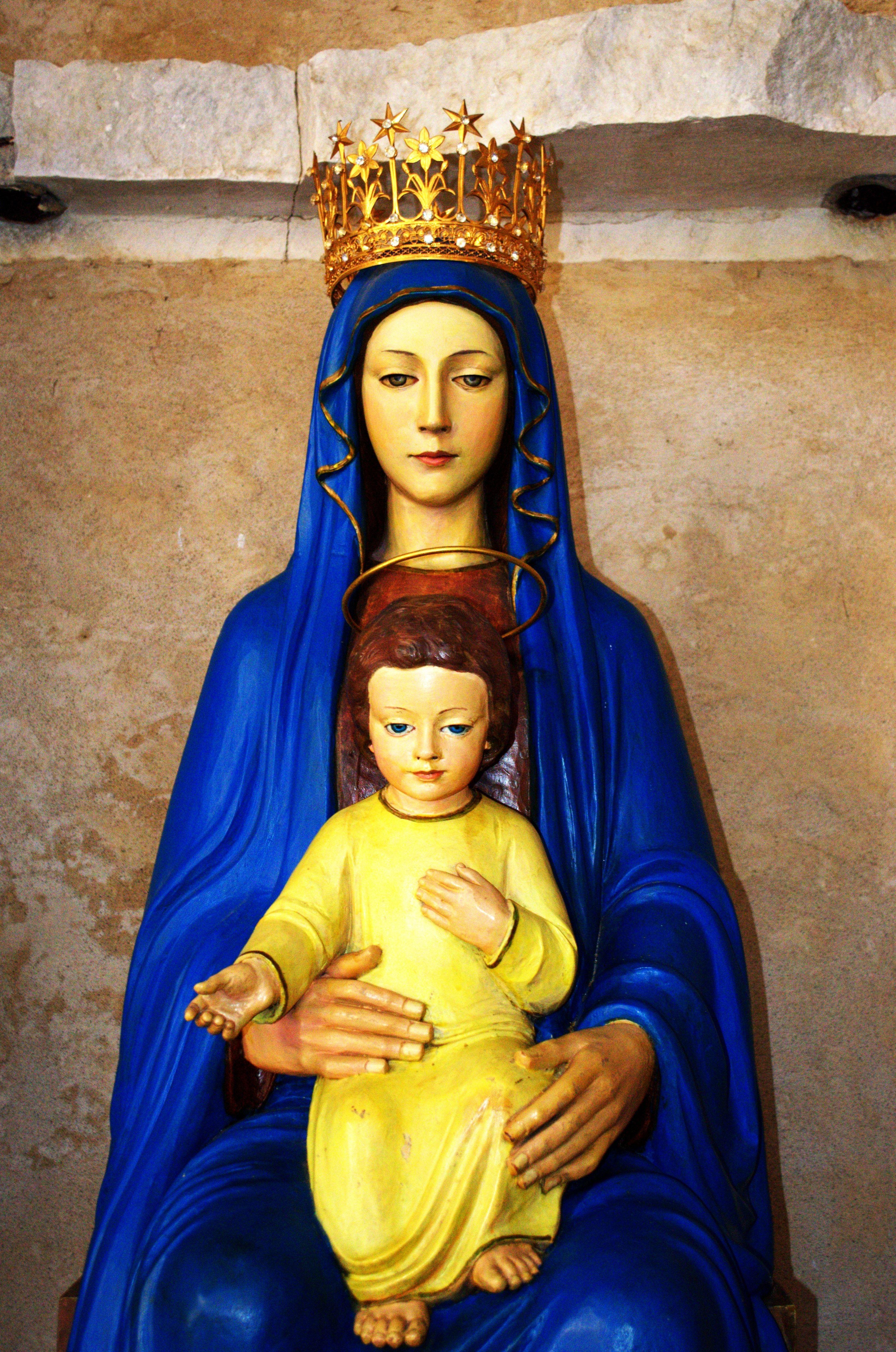 virgin mary and baby jesus figurine free image