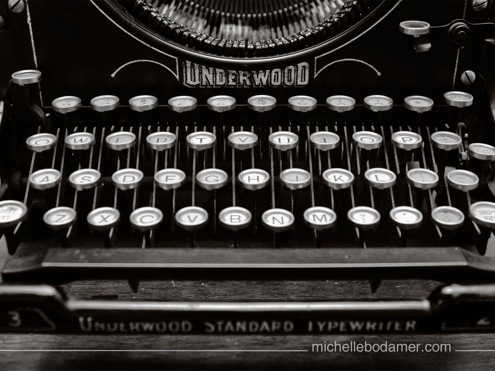 Free Digital Wallpaper: Vintage Typewriter