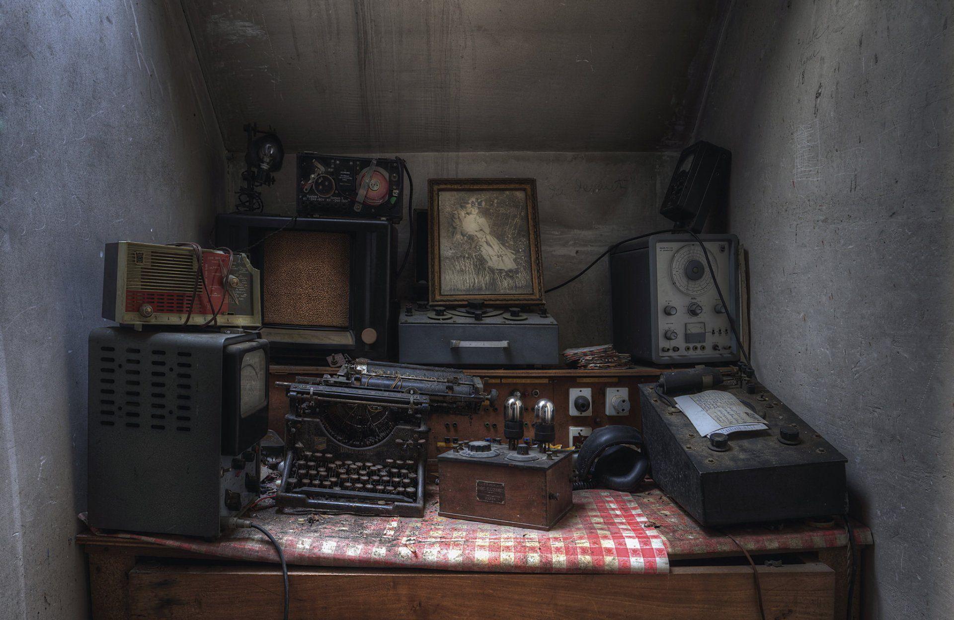 typewriter abandoned lost equipment background HD wallpaper