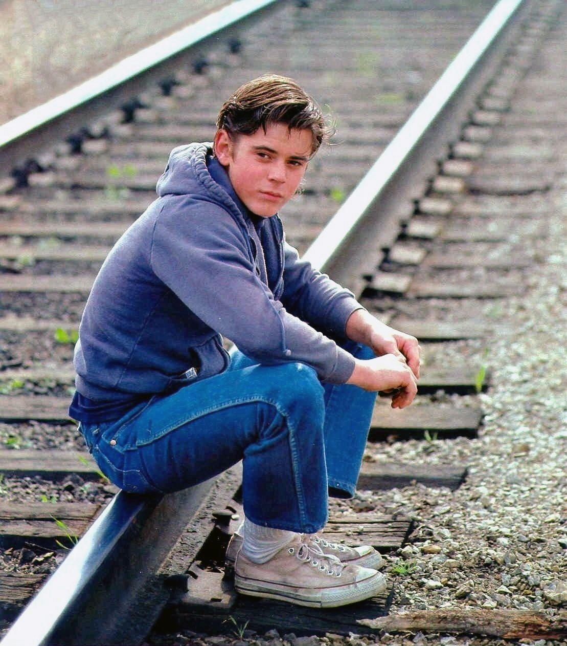 C. Thomas Howell as 'Ponyboy Curtis' in The Outsiders (1983). Les