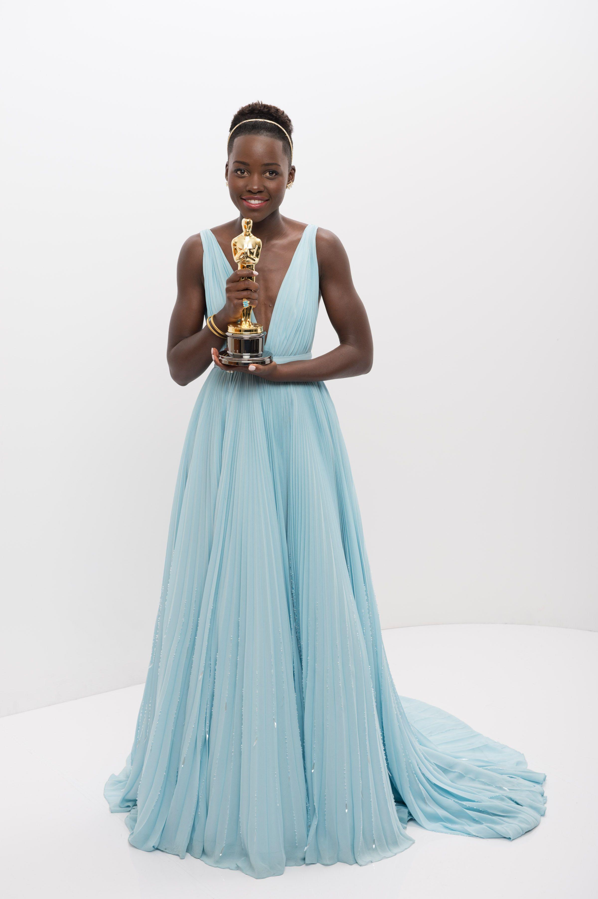 Lupita Nyong'o with her Oscar statuette [2400x3606]