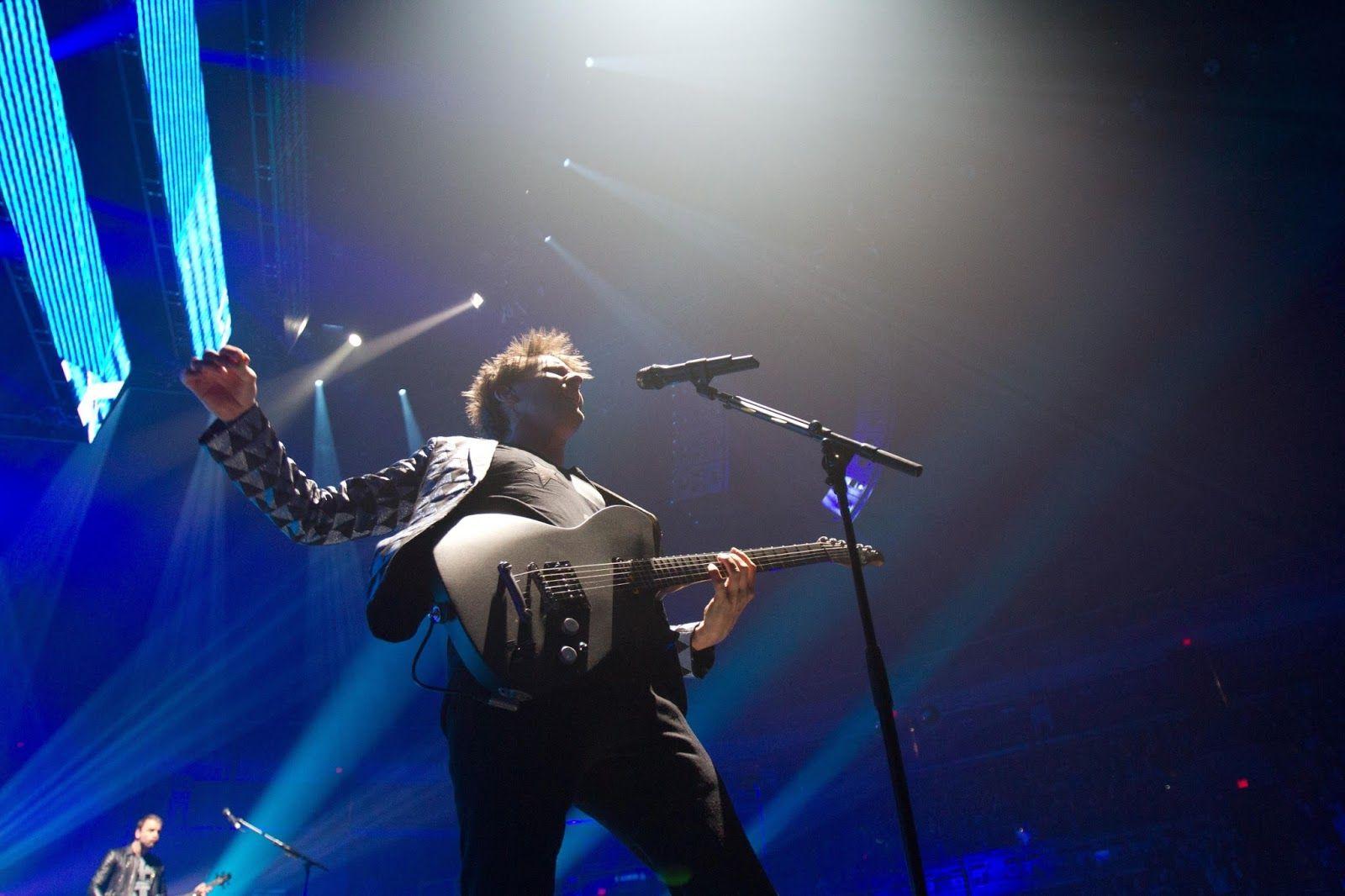 MUSE, Matthew Bellamy Manson Guitar Smashing rompiendo guitarras