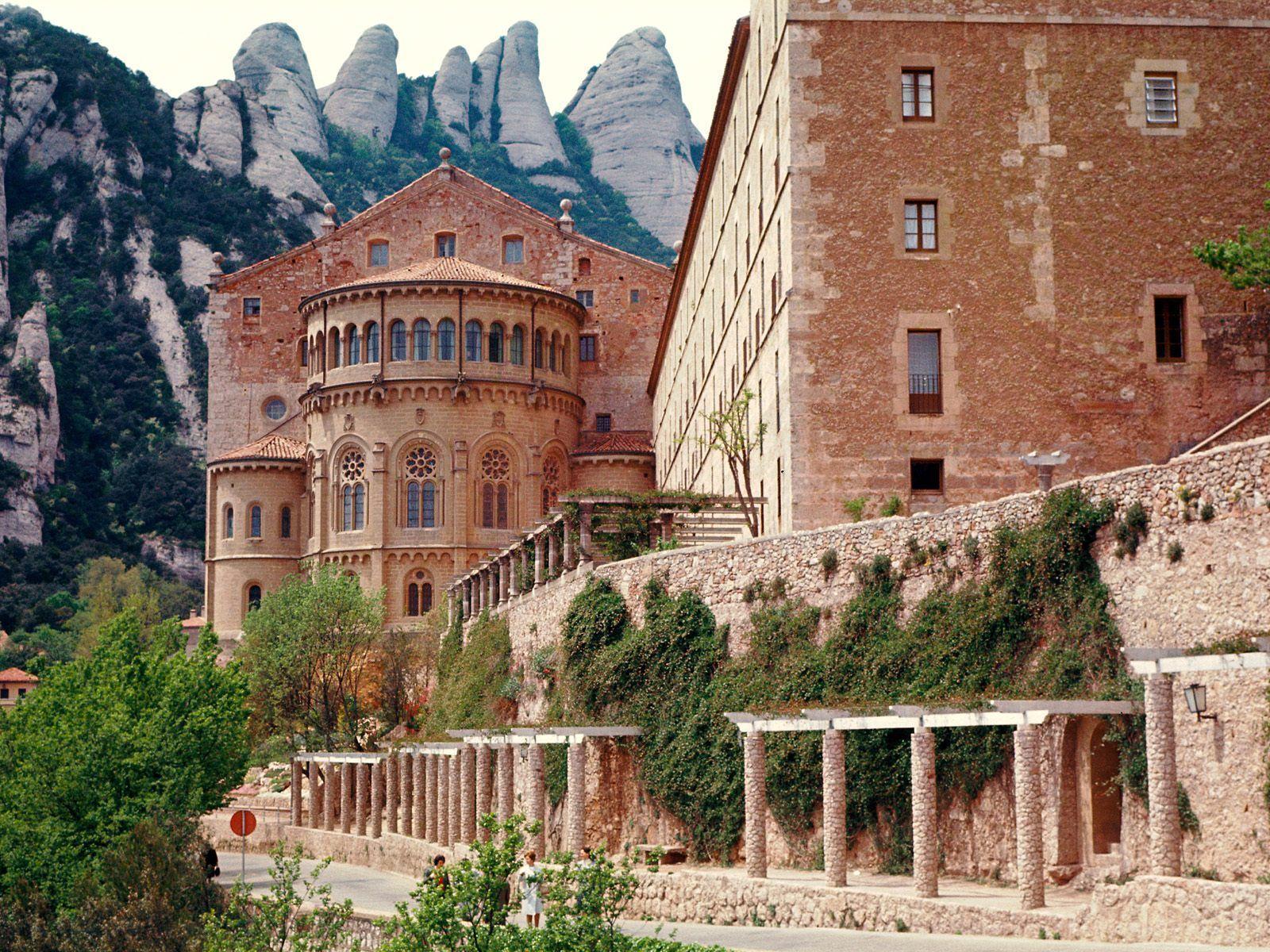 Monastery of Montserrat above Barcelona up, take the train