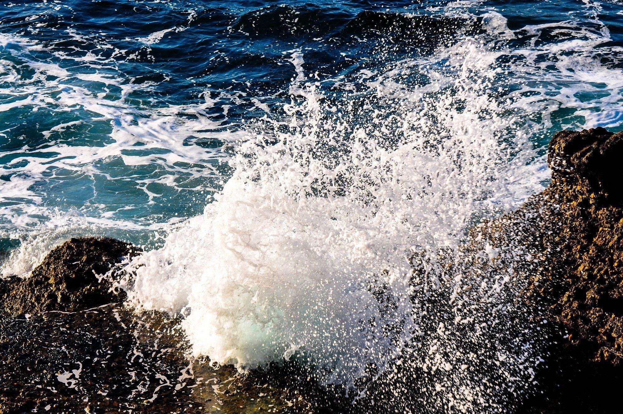Sea water waves spray drops rocks ocean wallpaperx1328
