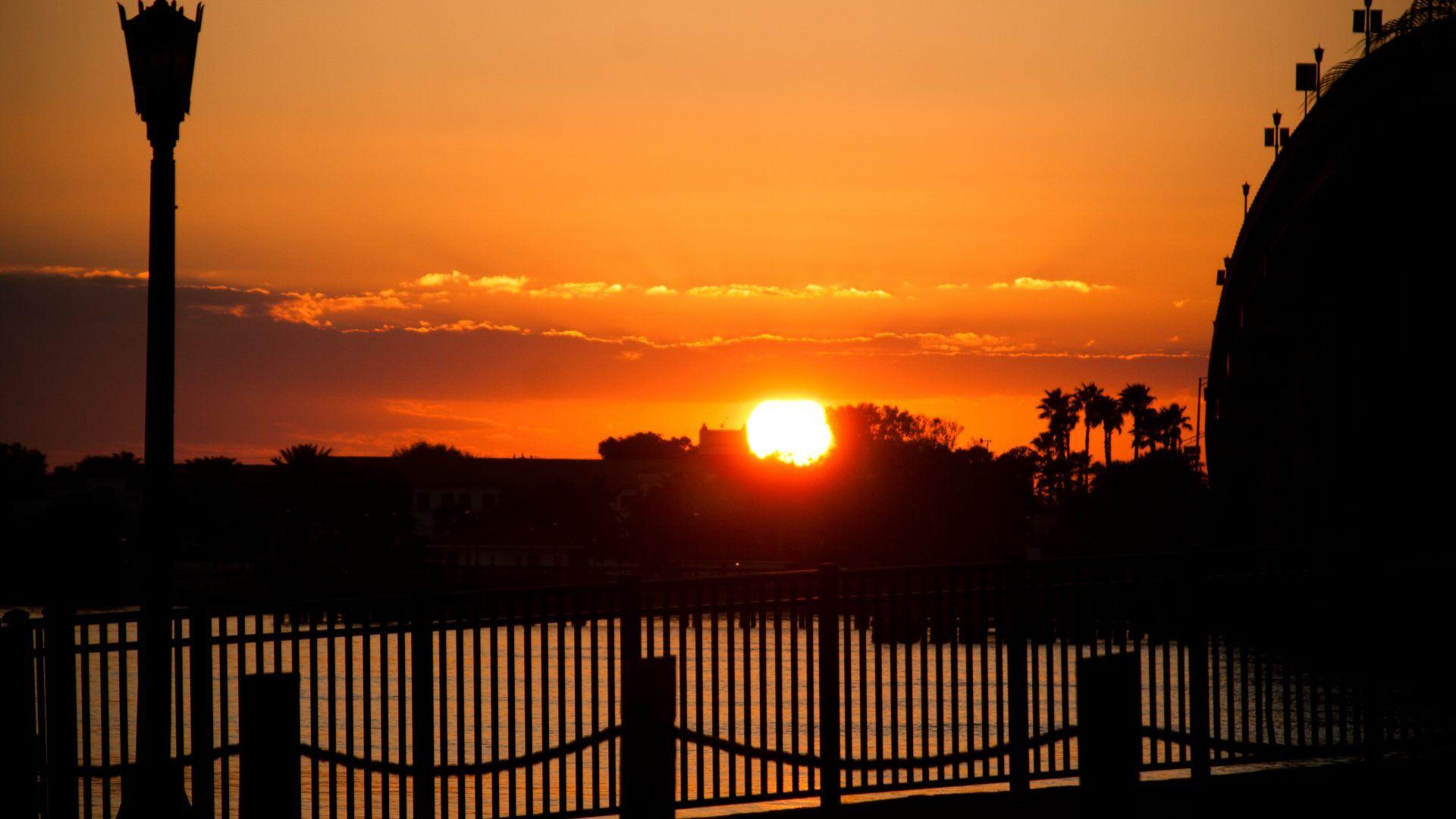 Ночь урбана. Ночное солнце на аляске. Красное солнце на закате. Солнце в городе эстетика. Норвегия солнце на заставку.