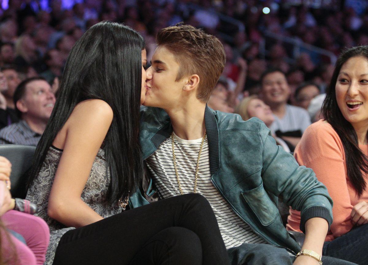Selena Gomez Calls Kissing Justin Bieber On Kiss Cam 'Humiliating