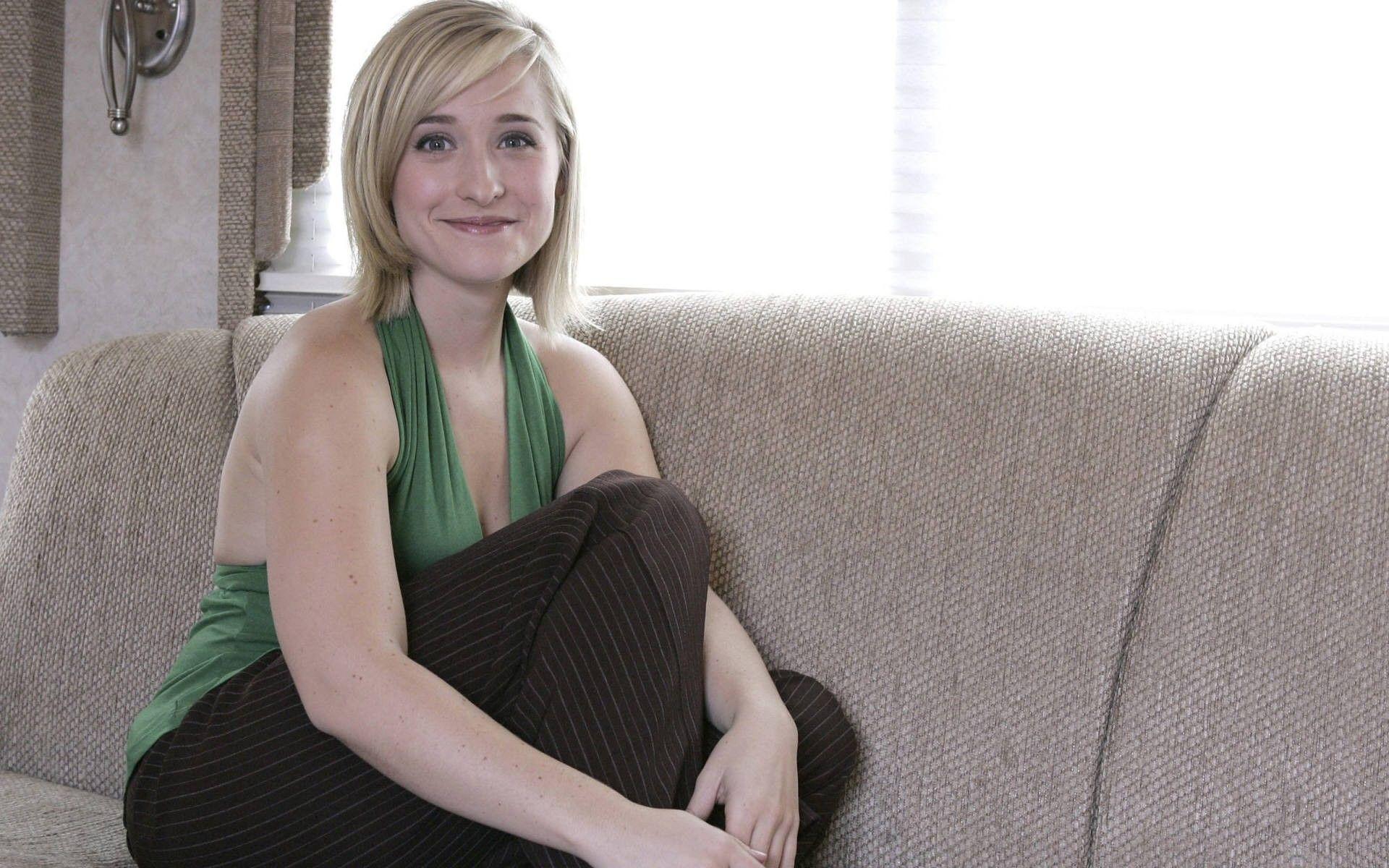 HD Allison Mack Wallpaper