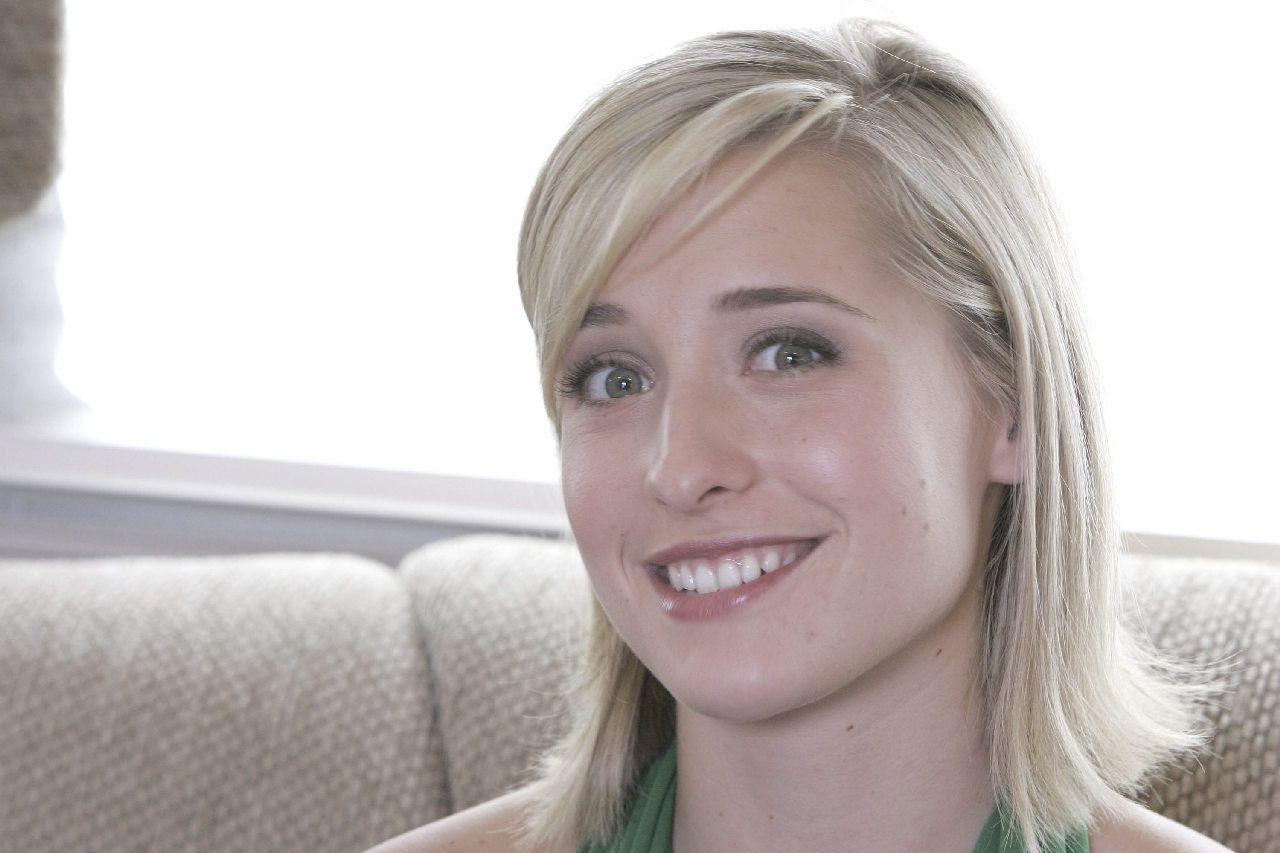 Allison Mack 2017 Wallpapers - Wallpaper Cave