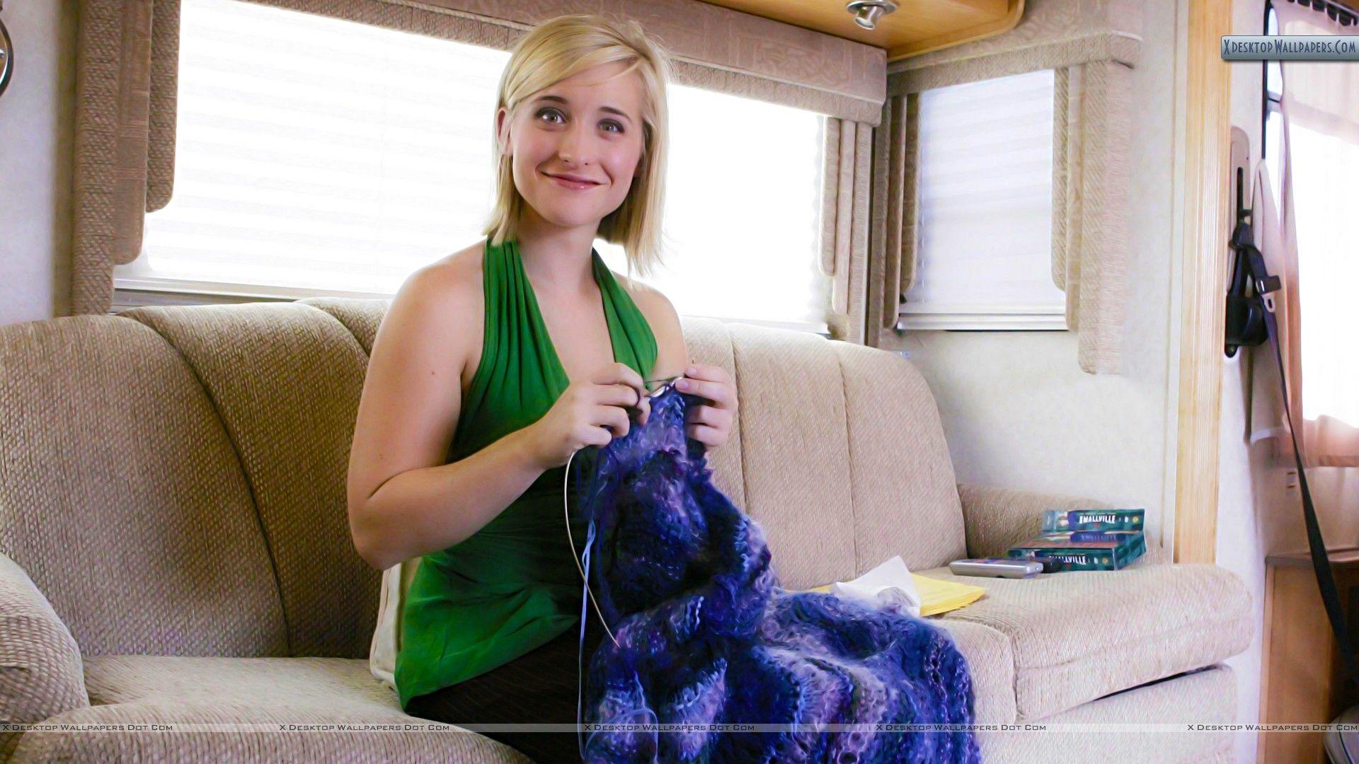 Allison Mack Sitting On Sofa Smile At Camera Wallpaper