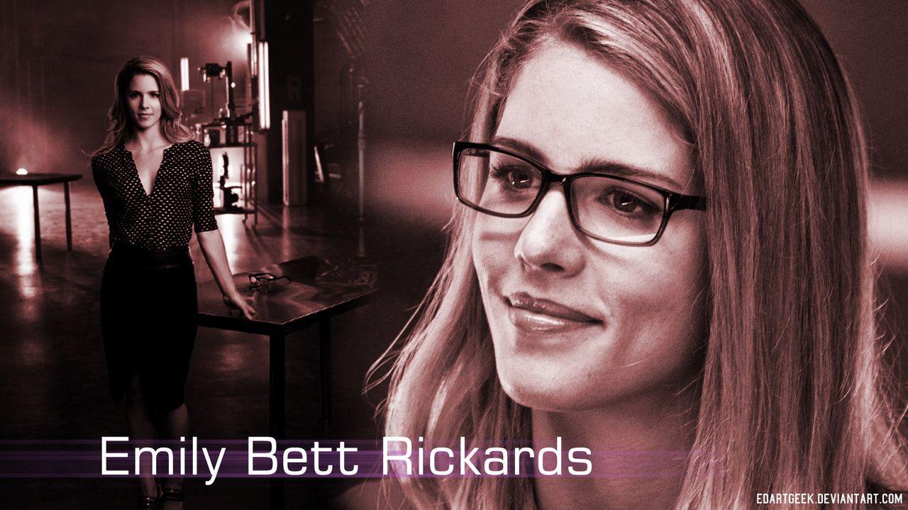 Emily Bett Rickards wallpaper